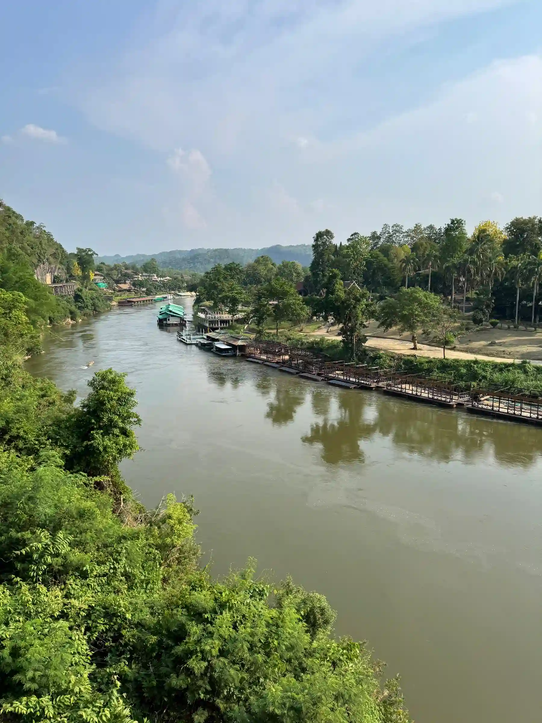 Rivière Kwaï vue hauteur bateaux flottants Kanchanaburi Thaïlande