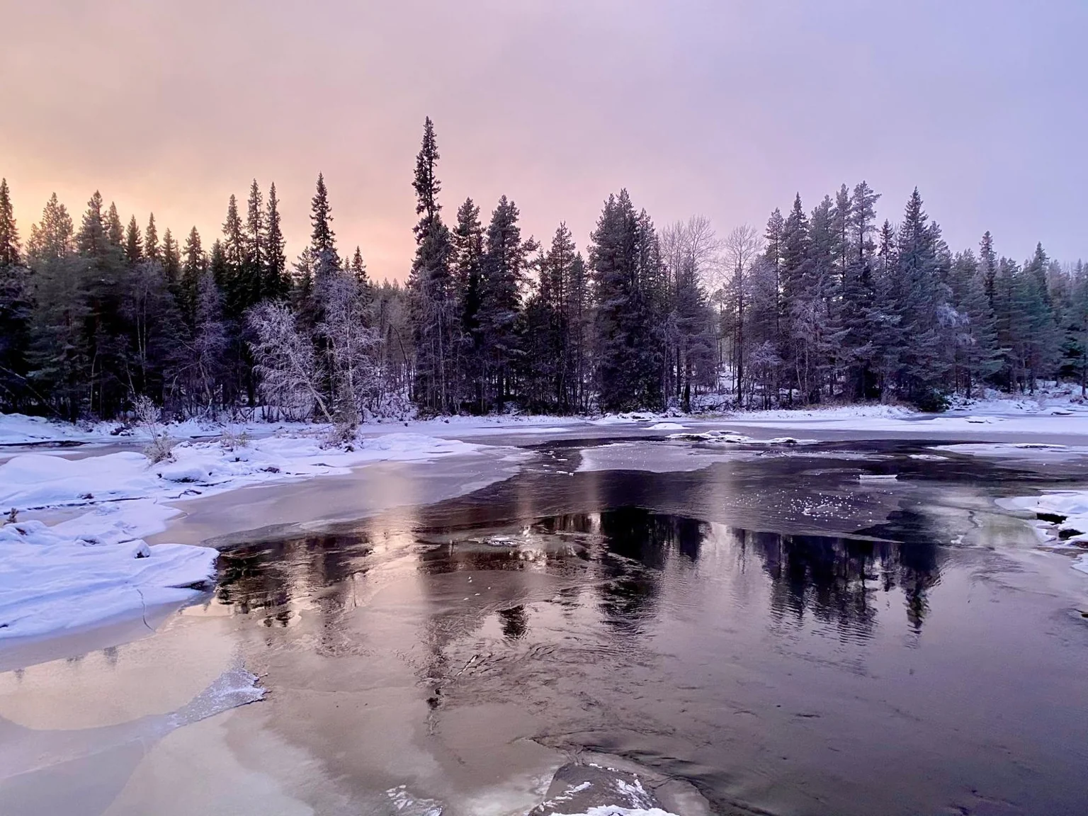 Reflets rivière glacée coucher soleil Laponie Suédoise Umeå Lycksele