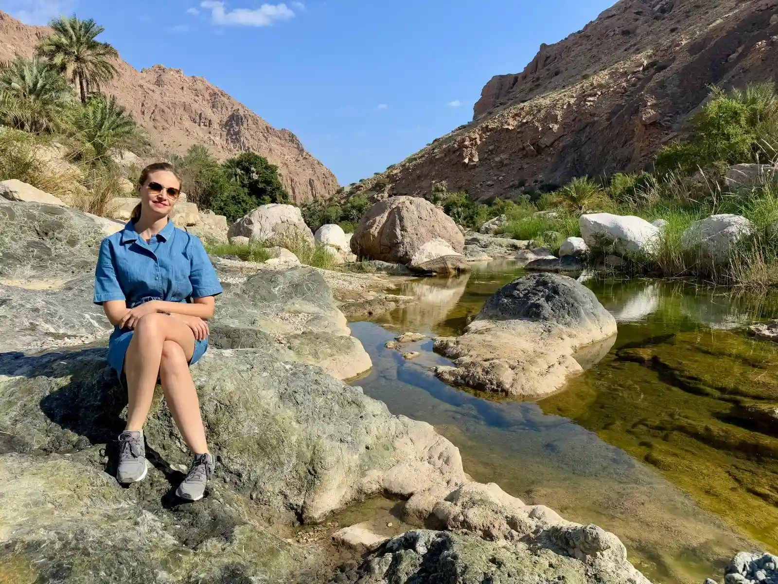 Femme rochers oasis palmiers Wadi Tiwi Oman
