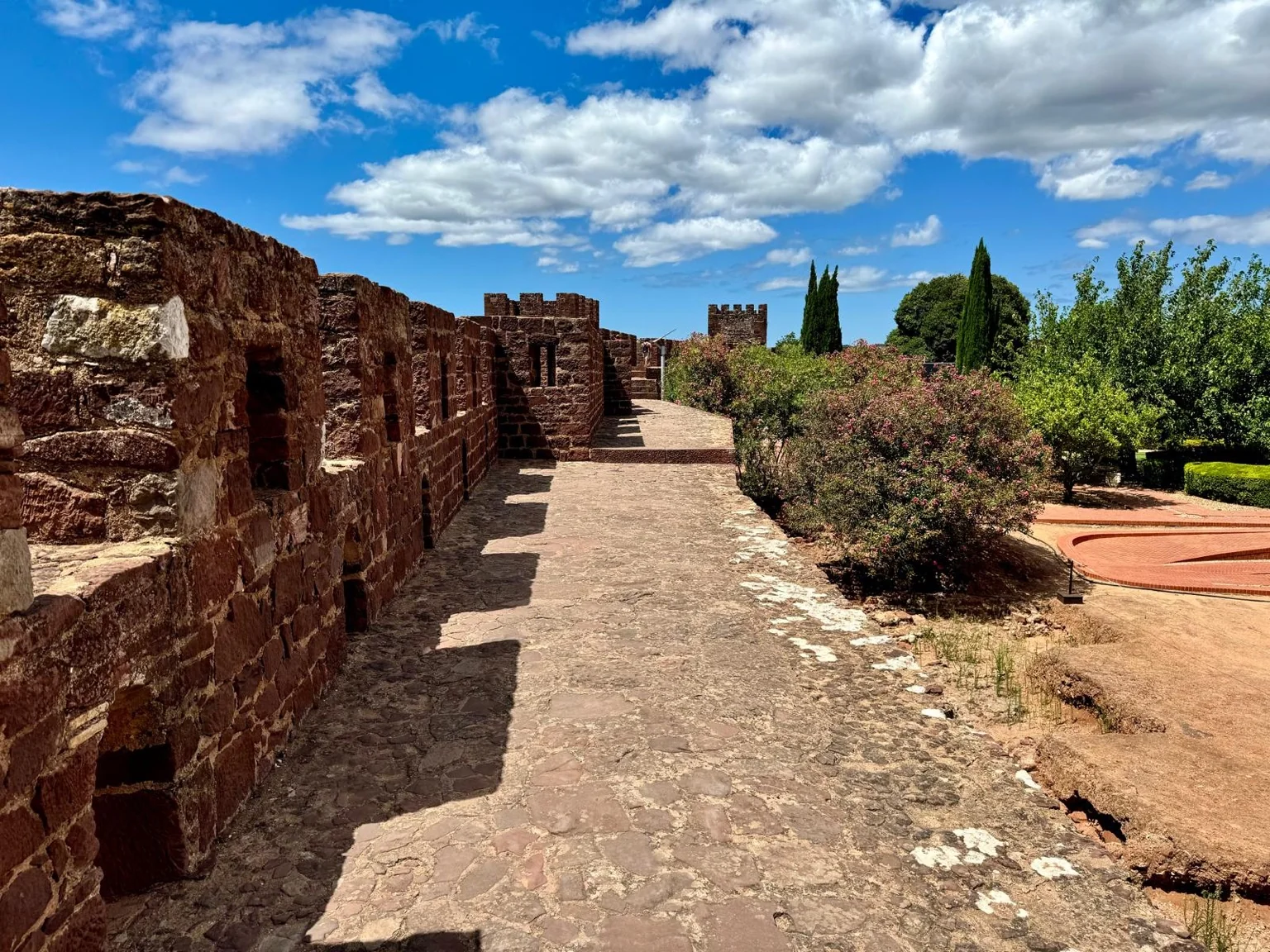 Remparts pierre rouge château Silves jardins Algarve Portugal