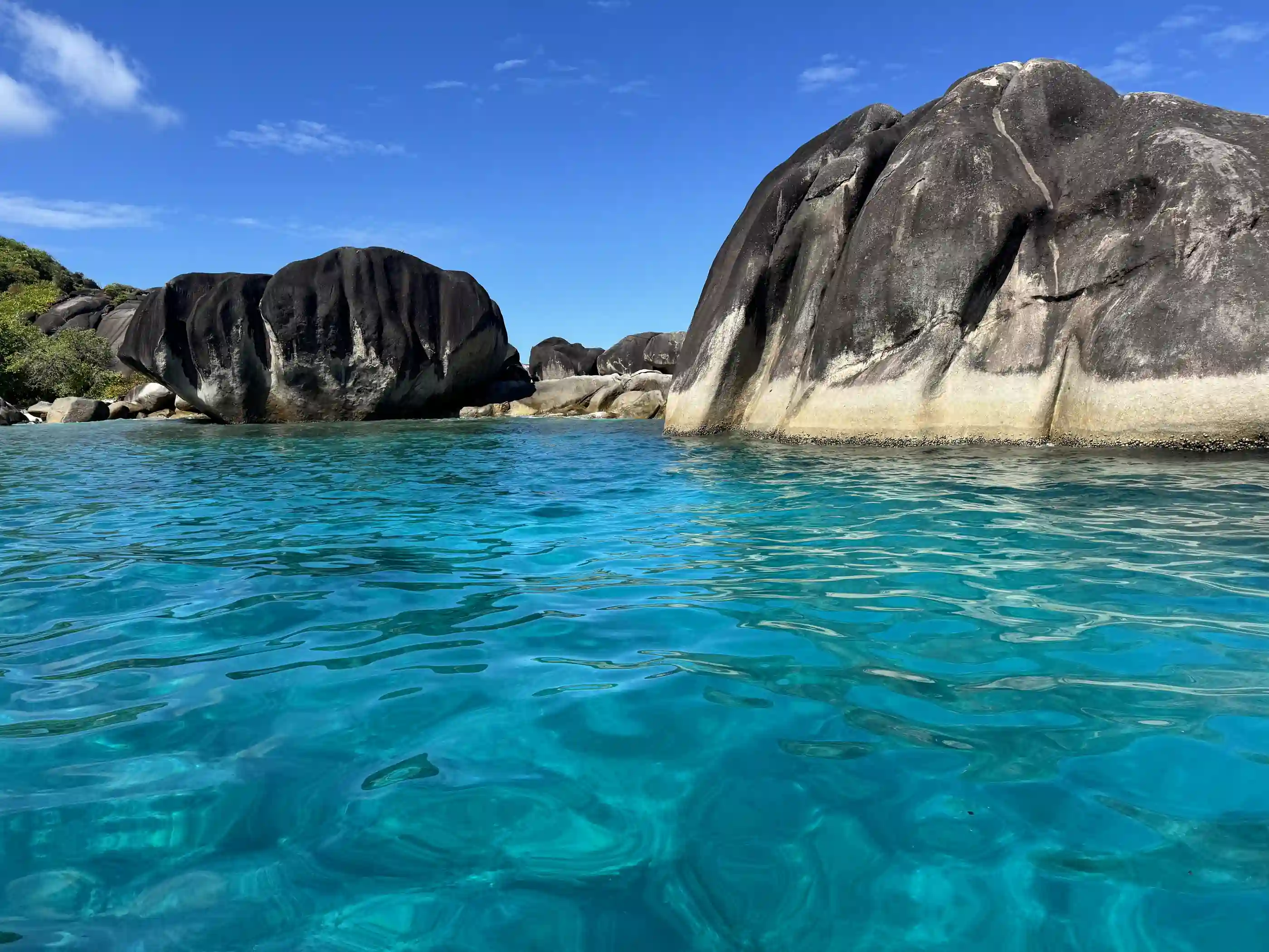 Rochers granitiques eau turquoise excursion mer Mahé Seychelles