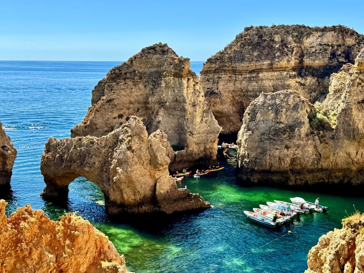 Bateaux kayaks gorges rocheuses Ponta da Piedade Lagos Algarve