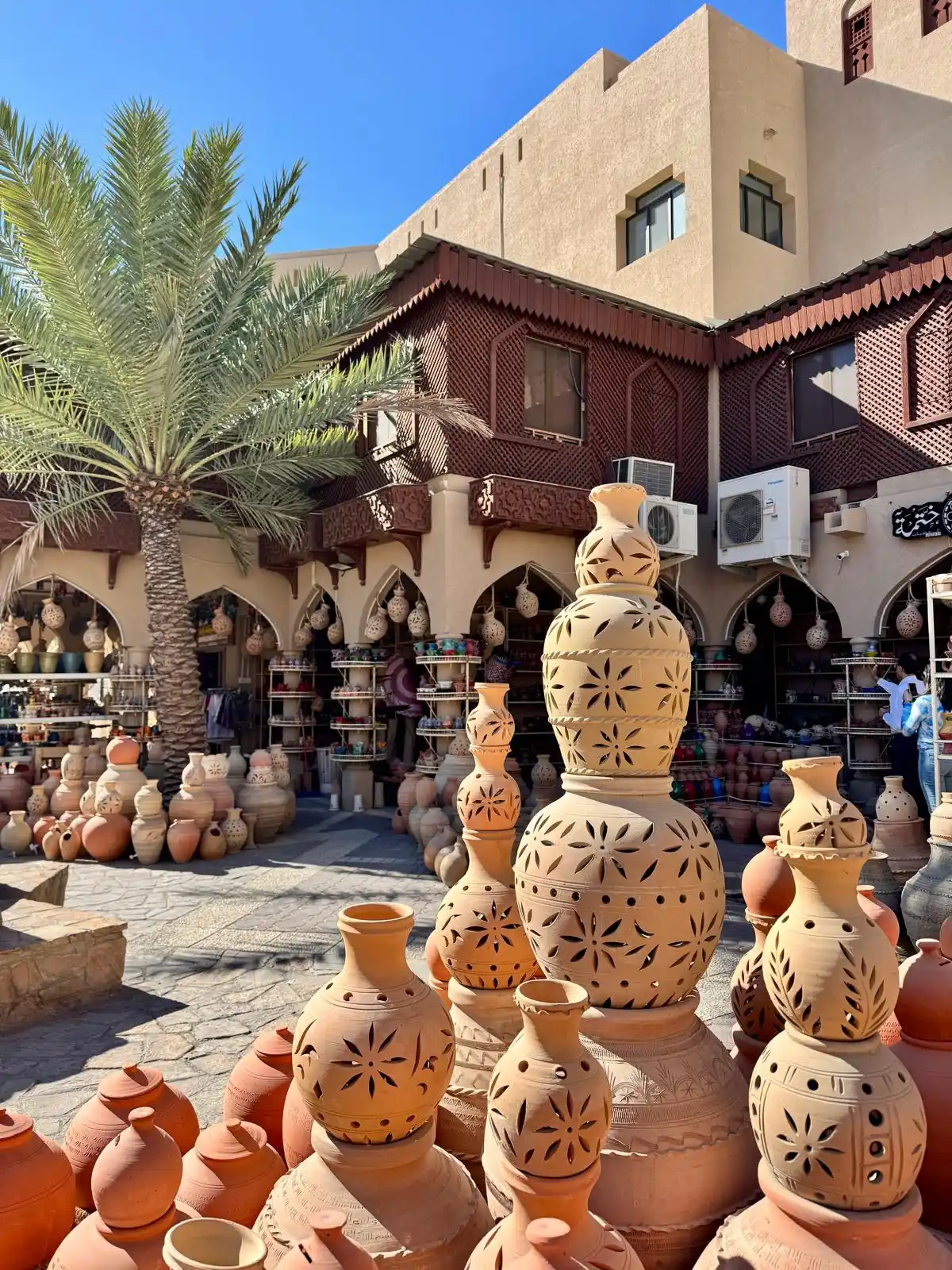 Étal poteries artisanales terre cuite souk Nizwa Oman