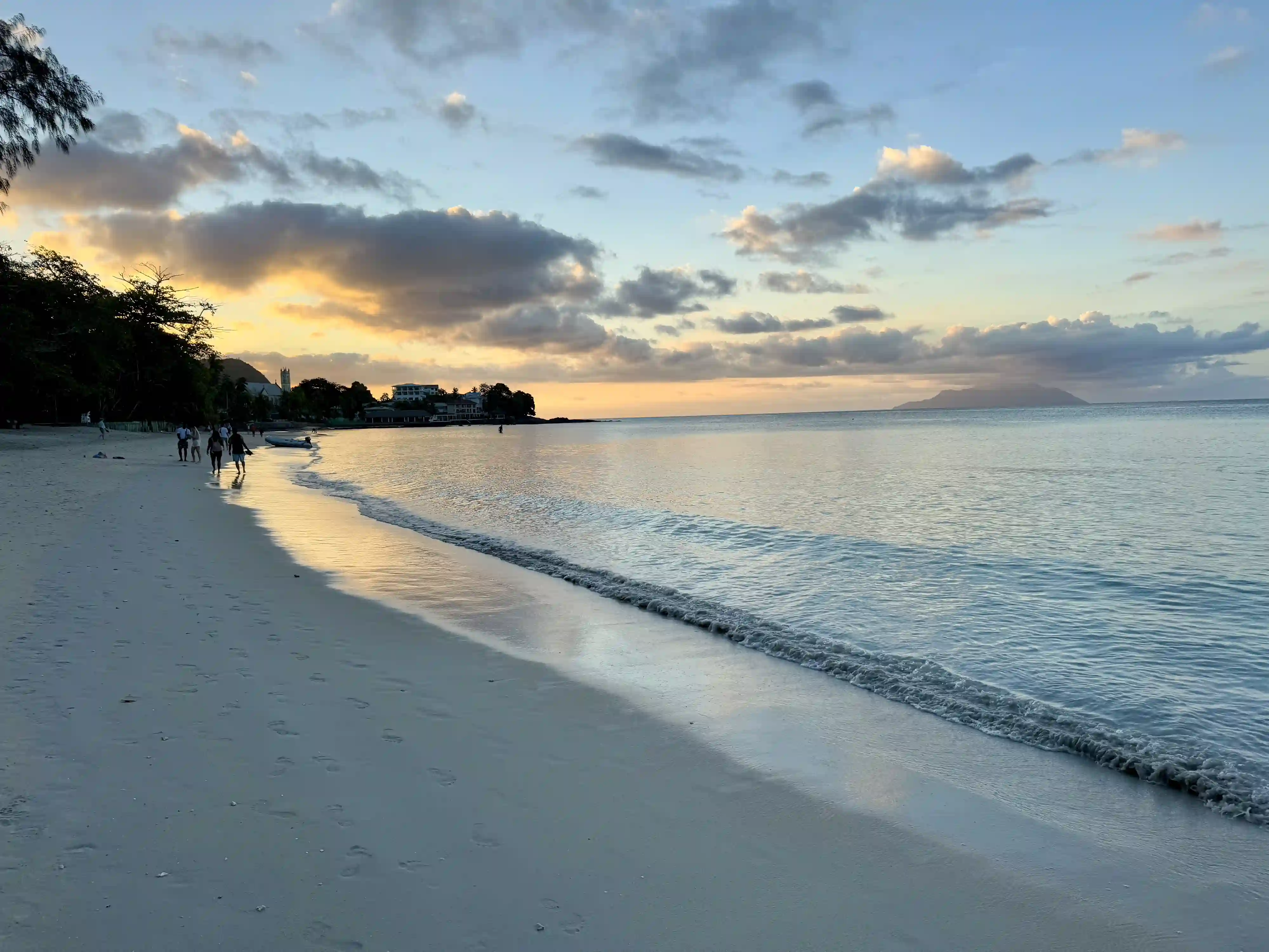 Coucher soleil plage Beau Vallon Mahé Seychelles