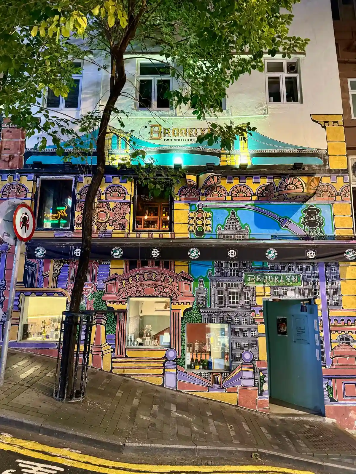 Street art façade colorée quartier Soho Hong Kong