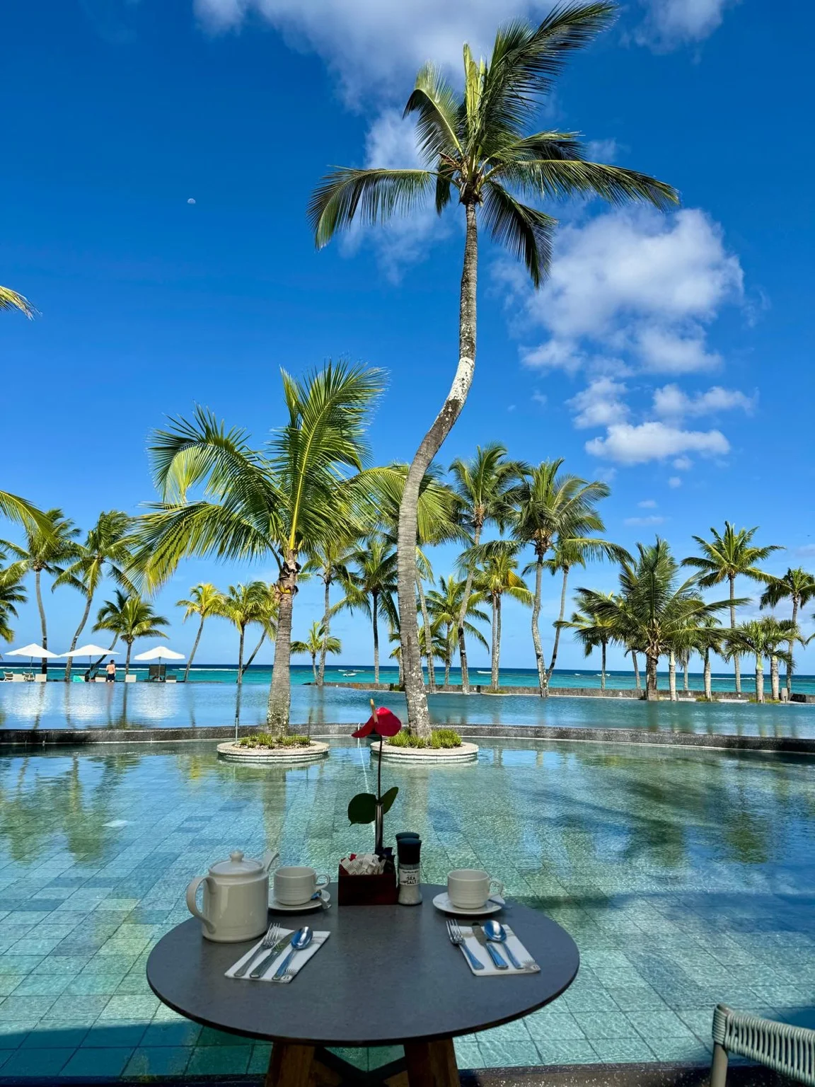 Petit déjeuner piscine océan Beachcomber Trou aux Biches île Maurice