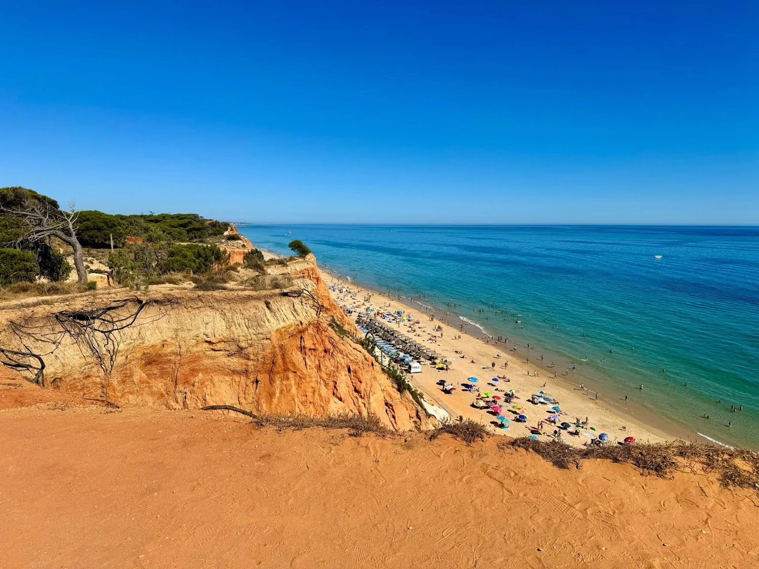 Panorama falaises rouges plage Praia da Falésia Algarve Portugal