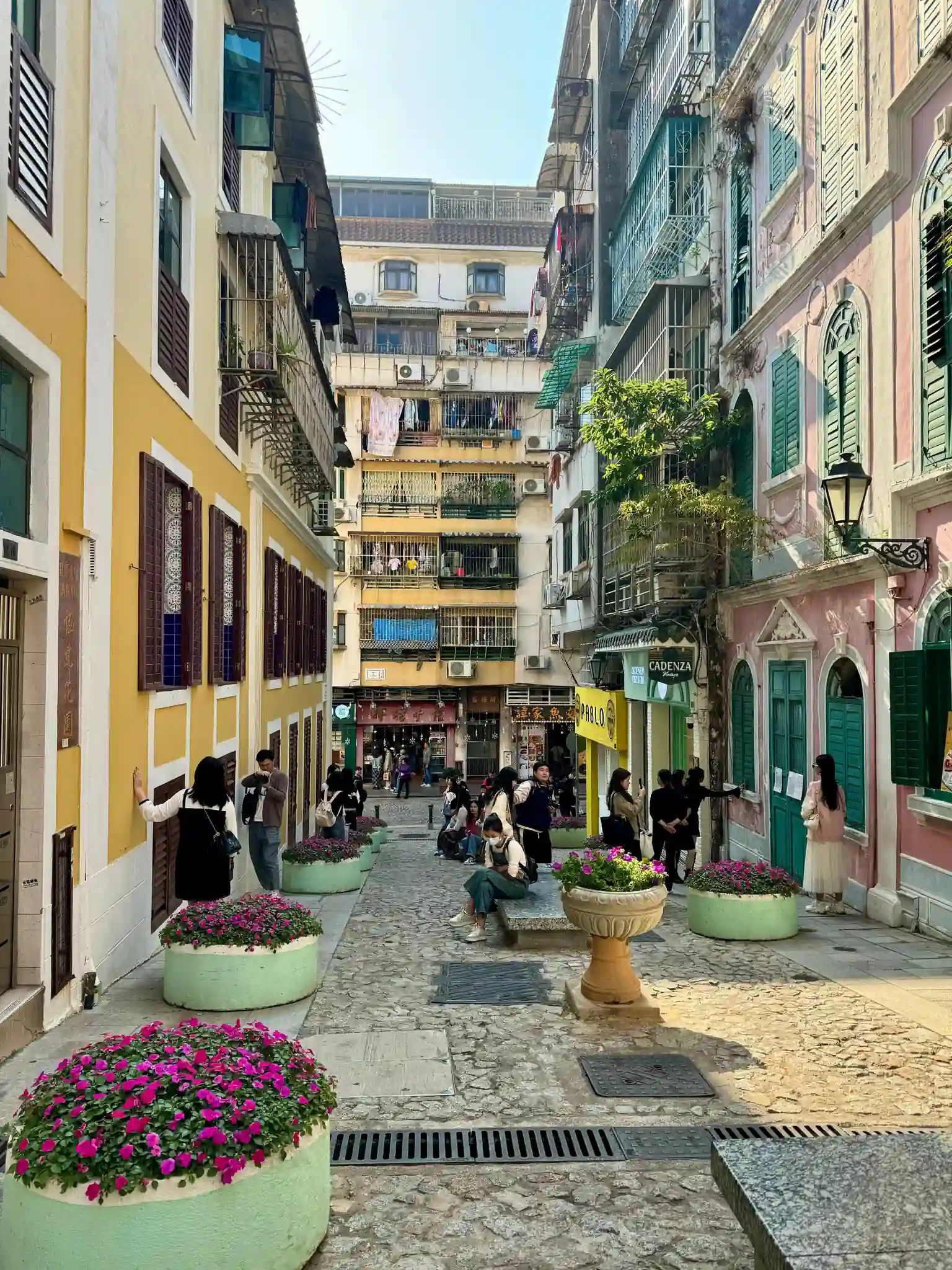 Ruelle colorée pavée centre historique Macao