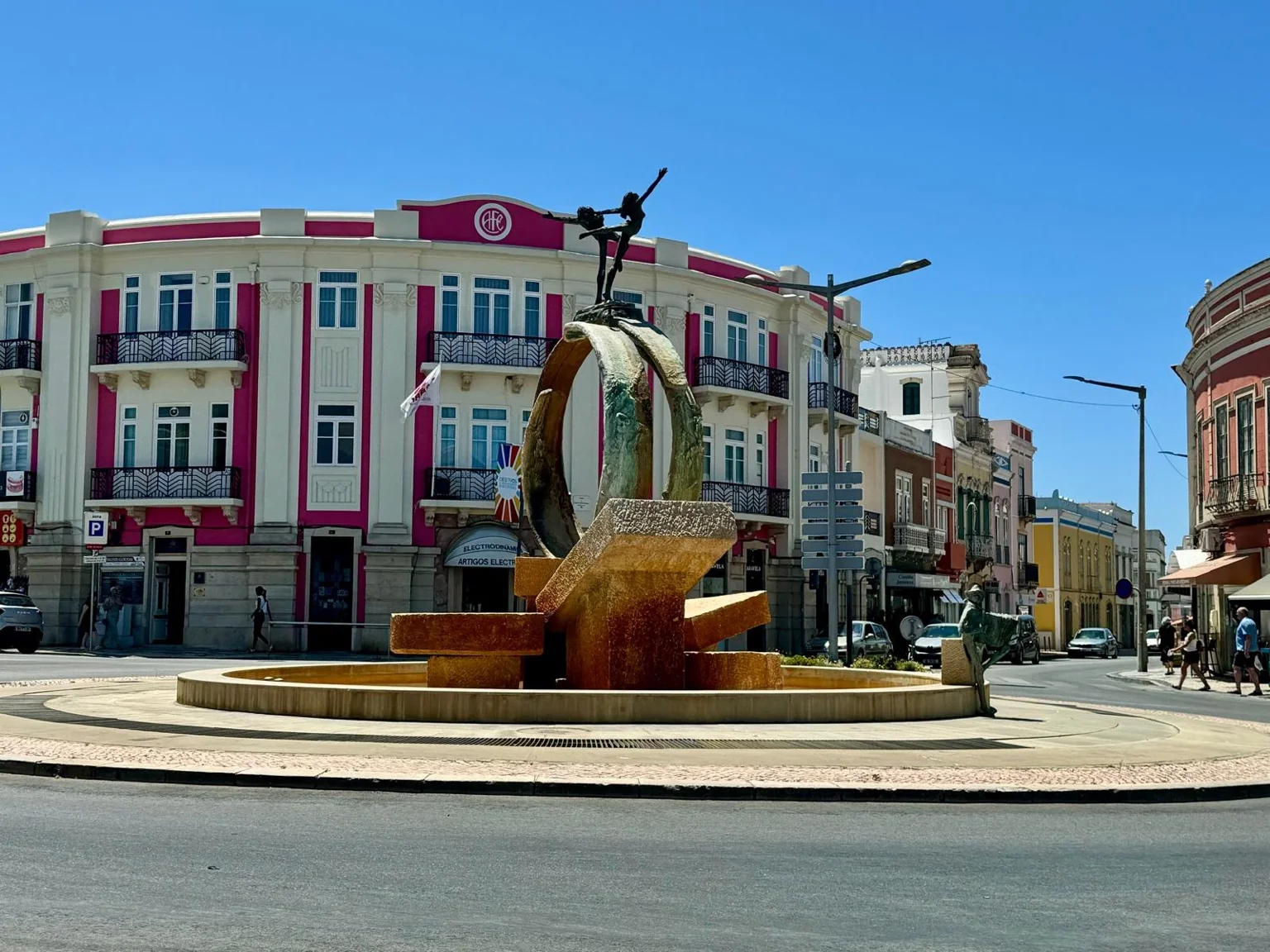 Fontaine moderne rond-point bâtiments colorés centre Loulé Algarve PortugalRéessayer