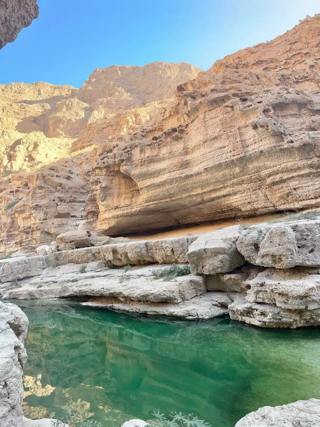 Wadi Bani Khalid eau émeraude rochers Oman