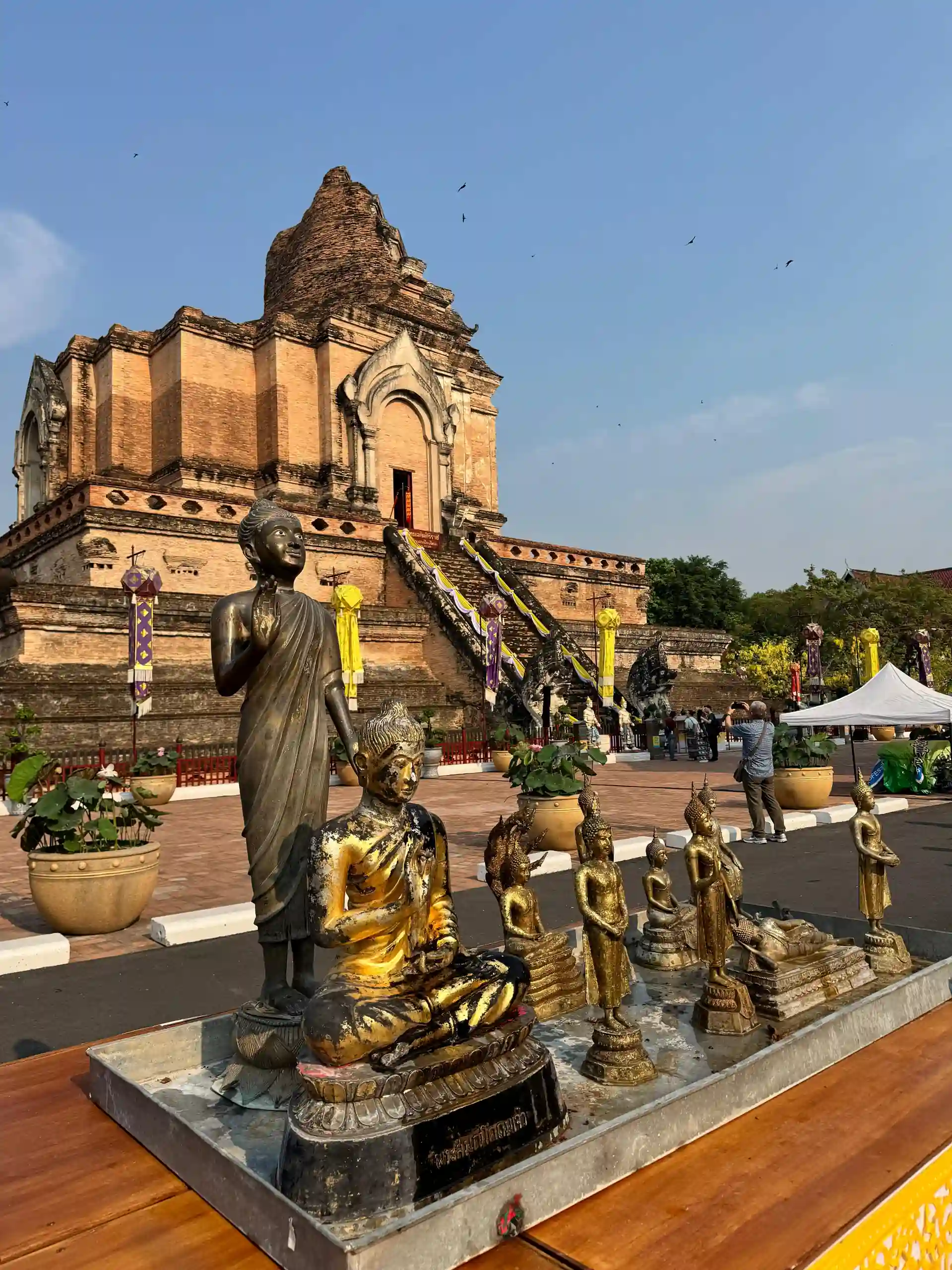 Statues bouddhistes bouddha doré temple Chiang Mai Thaïlande