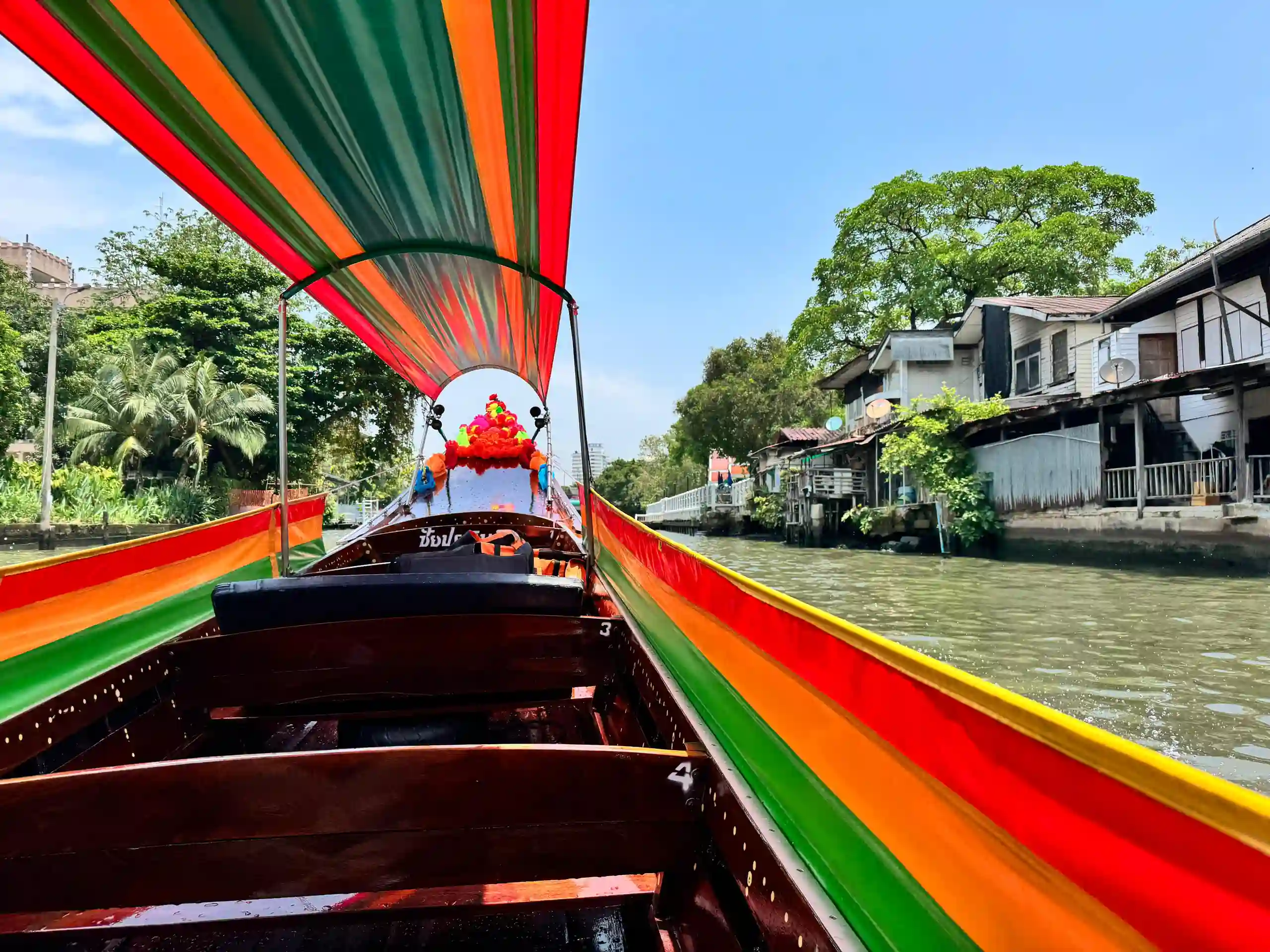 Bateau long tail coloré canal Bangkok Thaïlande
