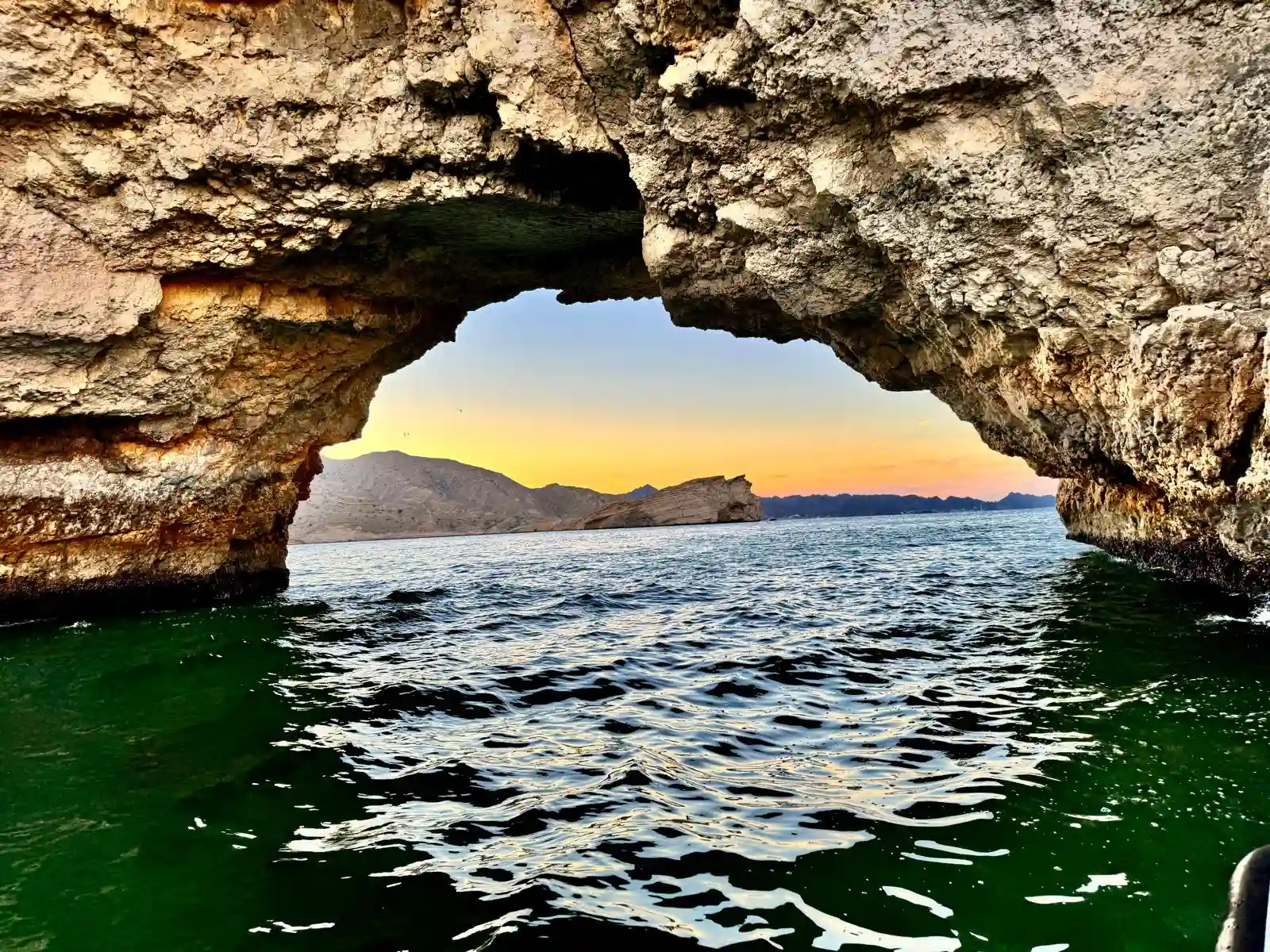 Arche naturelle roche mer turquoise Bandar Khayran Oman