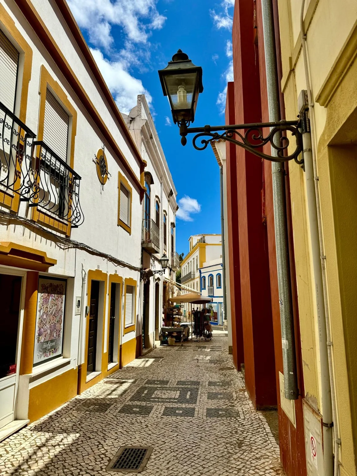 Ruelle pavée maisons colorées village Silves Algarve Portugal