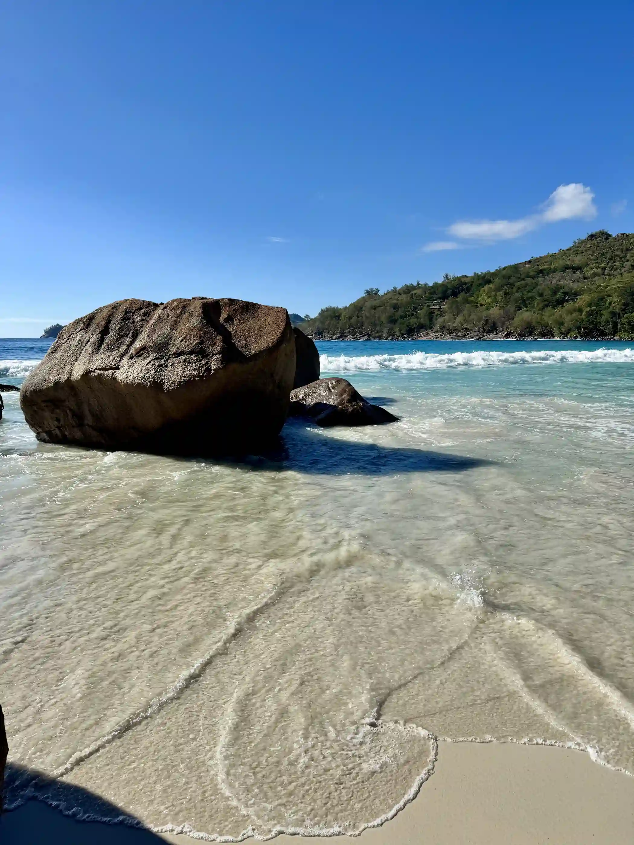 Rocher granitique vagues eaux claires plage Mahé Seychelles
