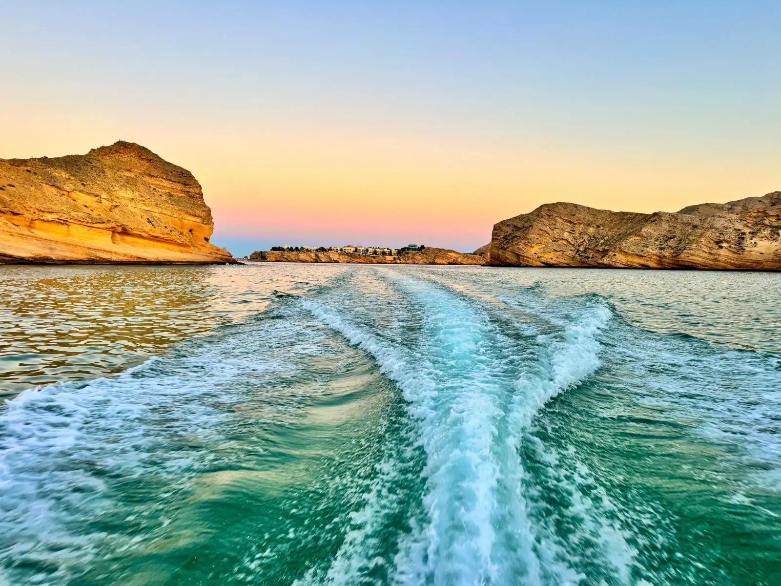 Sillage bateau falaises coucher soleil Bandar Khayran Oman