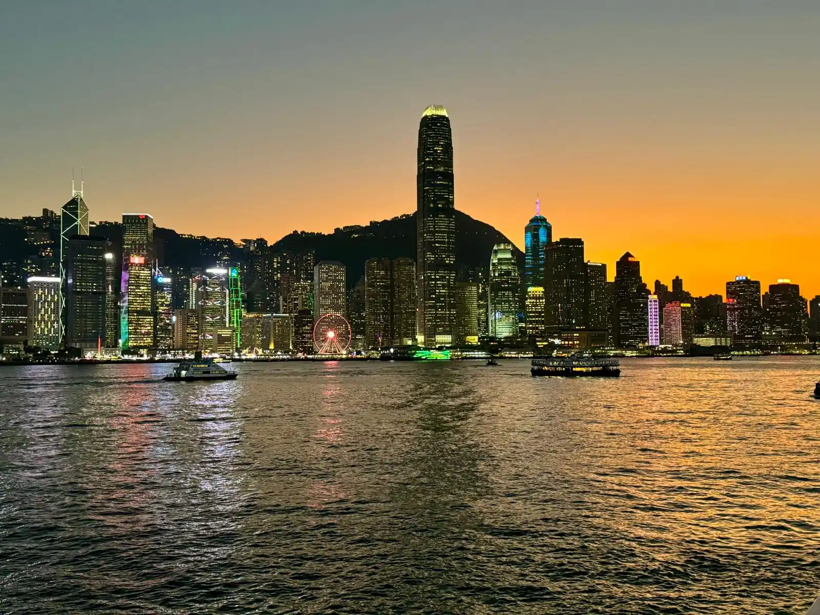 Skyline Hong Kong coucher soleil Victoria Harbour