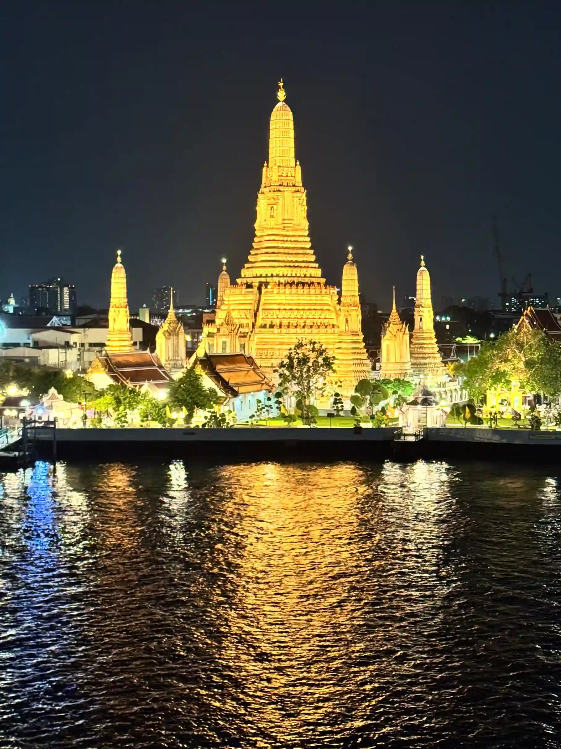 Wat Arun temple illuminé nuit fleuve Bangkok Thaïlande