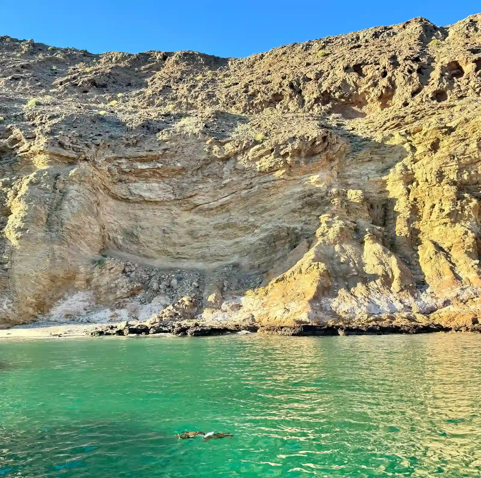 Falaises sculptées crique eau émeraude Bandar Khayran Oman