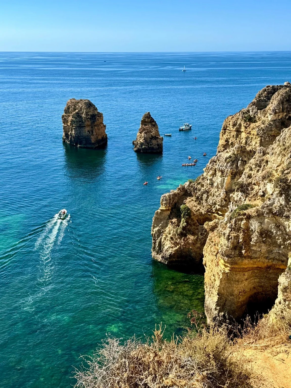 Rochers Ponta da Piedade kayaks bateaux mer turquoise Lagos Algarve