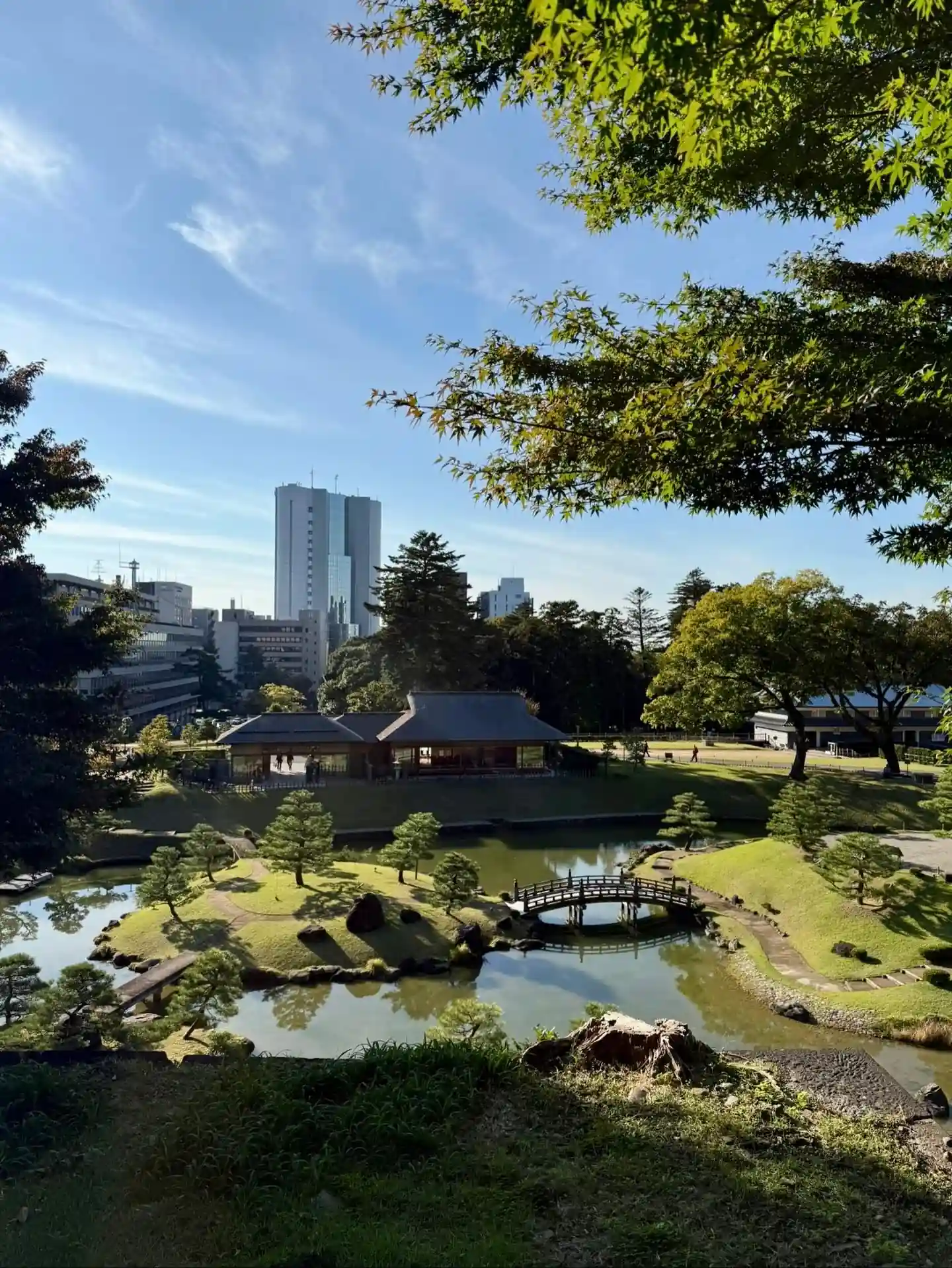 Jardin Kenroku-en étang pont pavillon de thé Kanazawa Japon