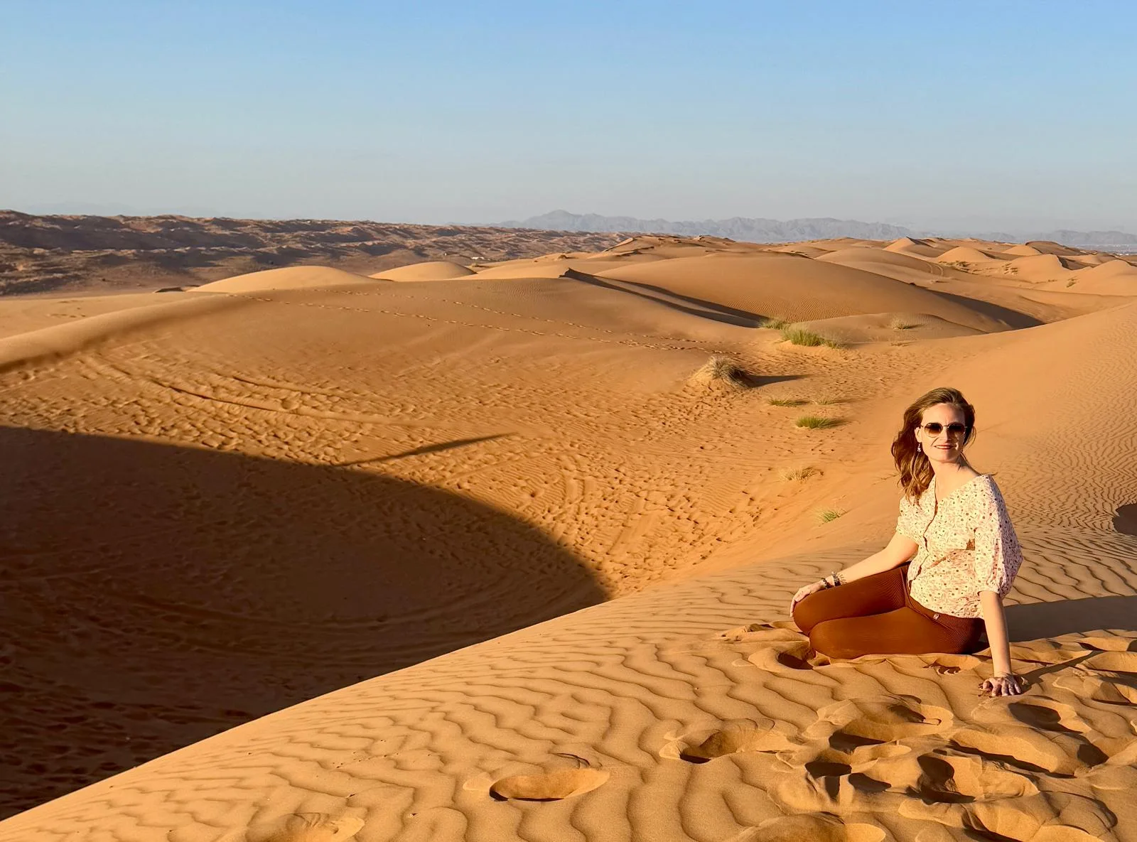 Mathilde ATTIA assise dune dorée désert Wahiba Sands Oman