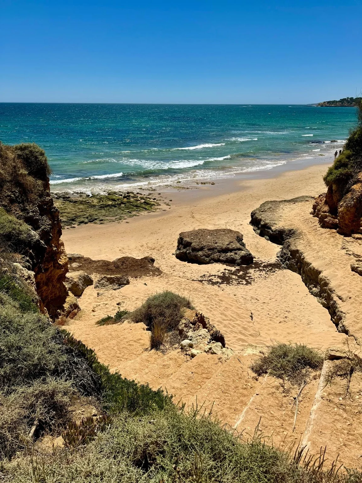 Sentier côtier falaises rocheuses Algarve Portugal
