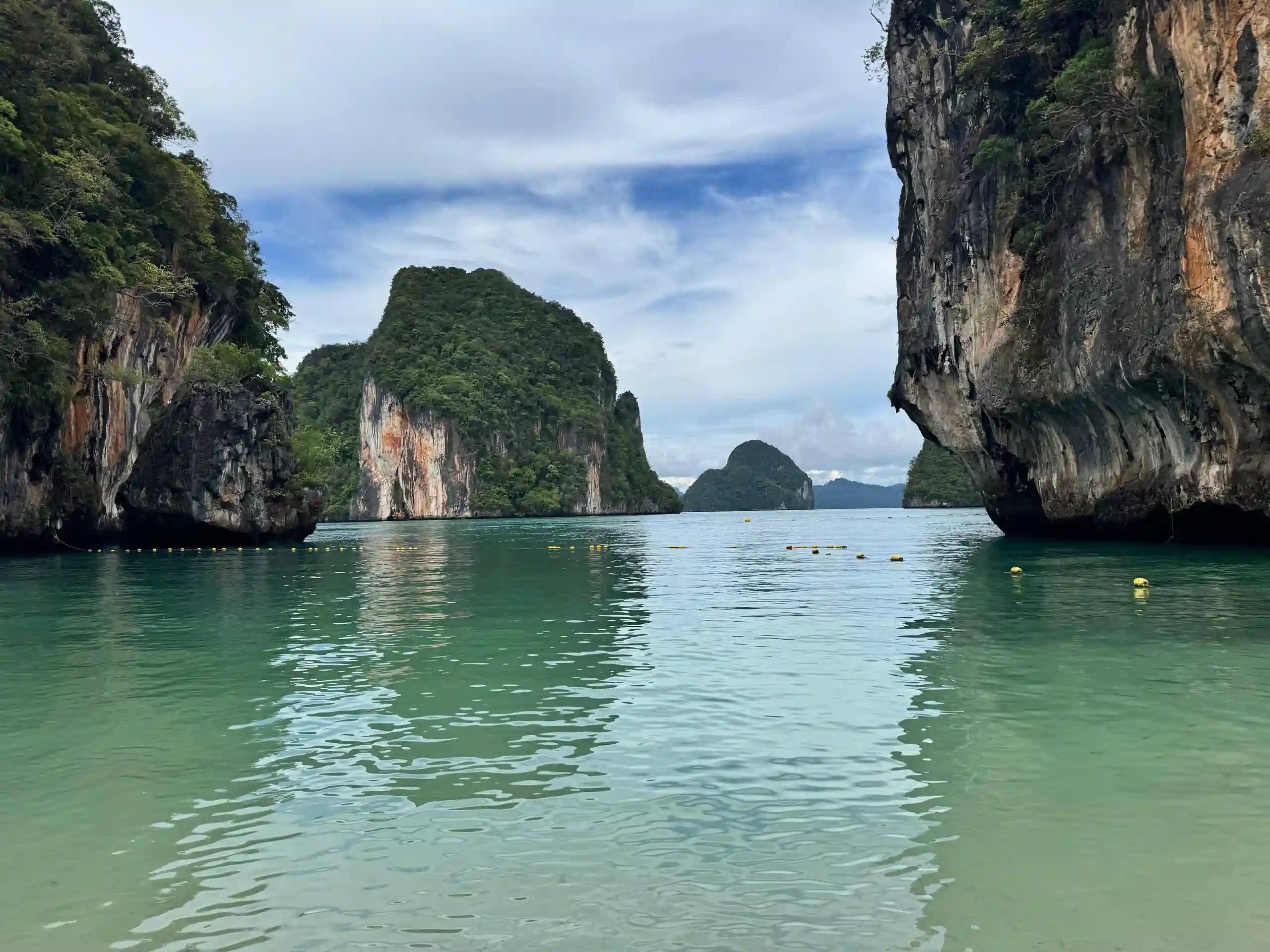 Lagon turquoise falaises Krabi Thaïlande