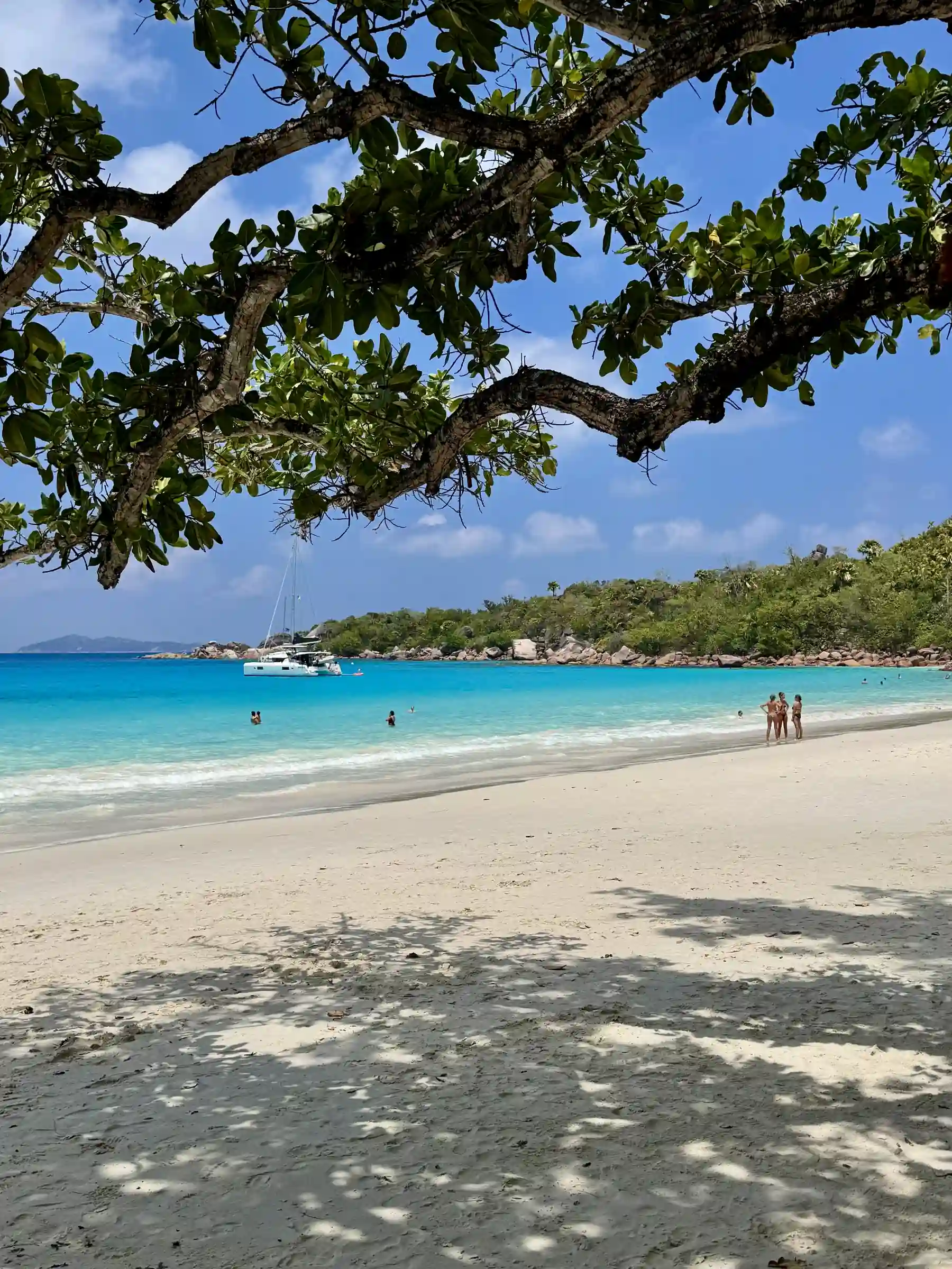 Plage Anse Lazio sable blanc catamaran Praslin Seychelles