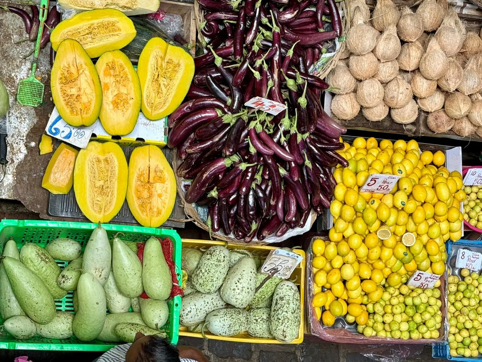 Marché coloré fruits légumes tropicaux Port Louis île Maurice