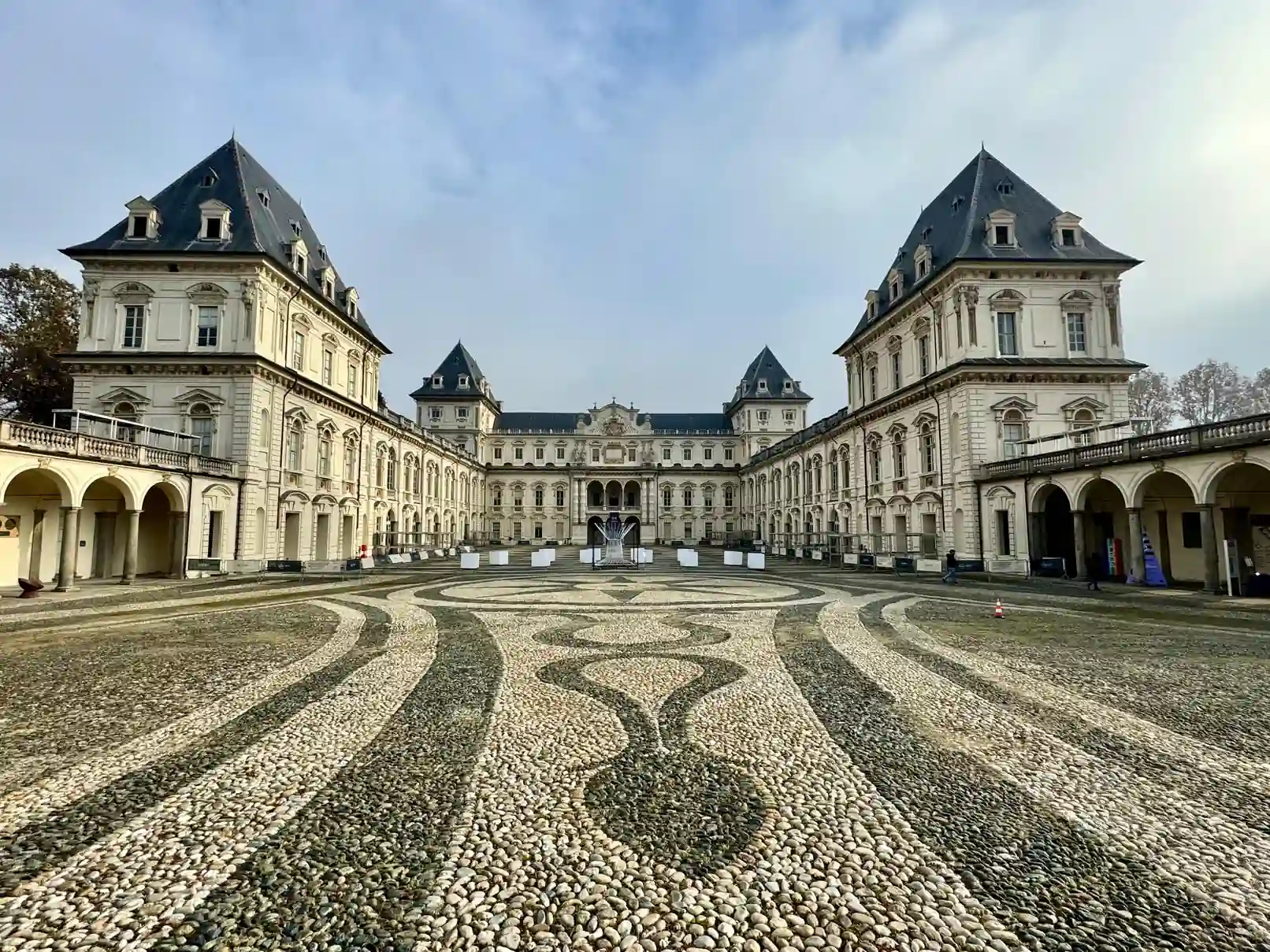 Palais dômes cour pavée Turin Italie