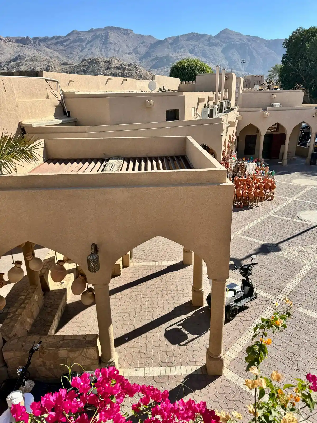 Vue plongeante cour arcades fort Nizwa Oman