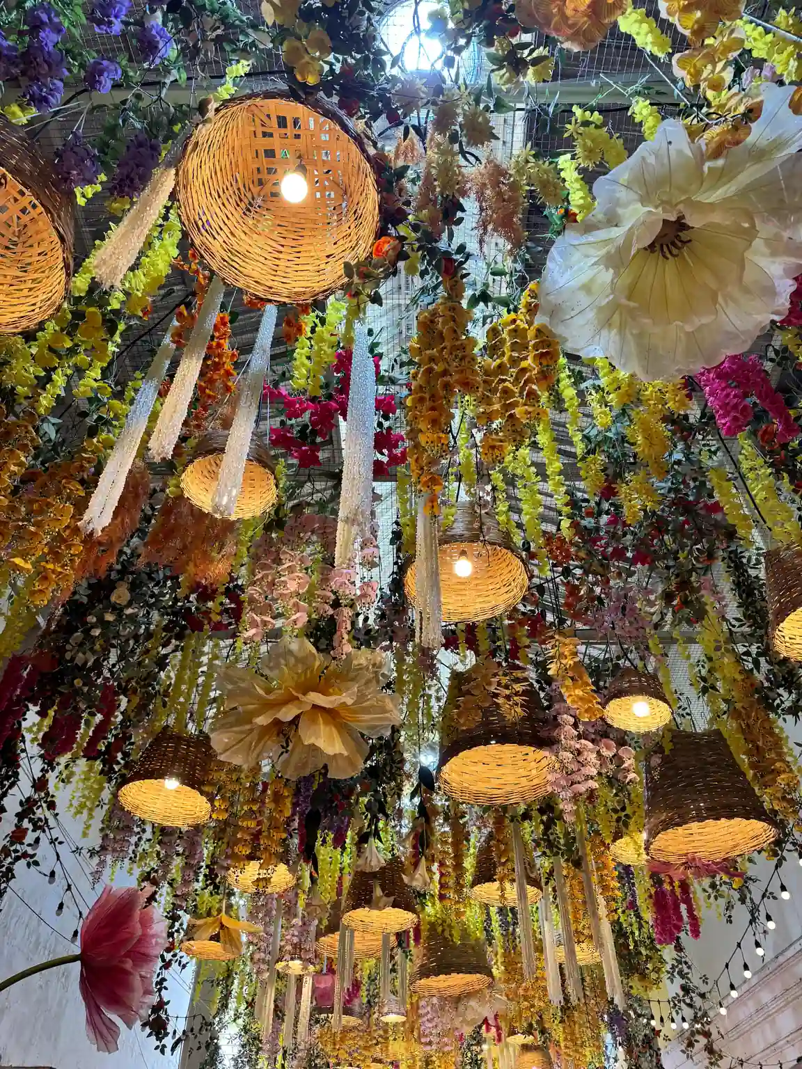 Décoration fleurs plafond luminaires restaurant Bangkok Thaïlande