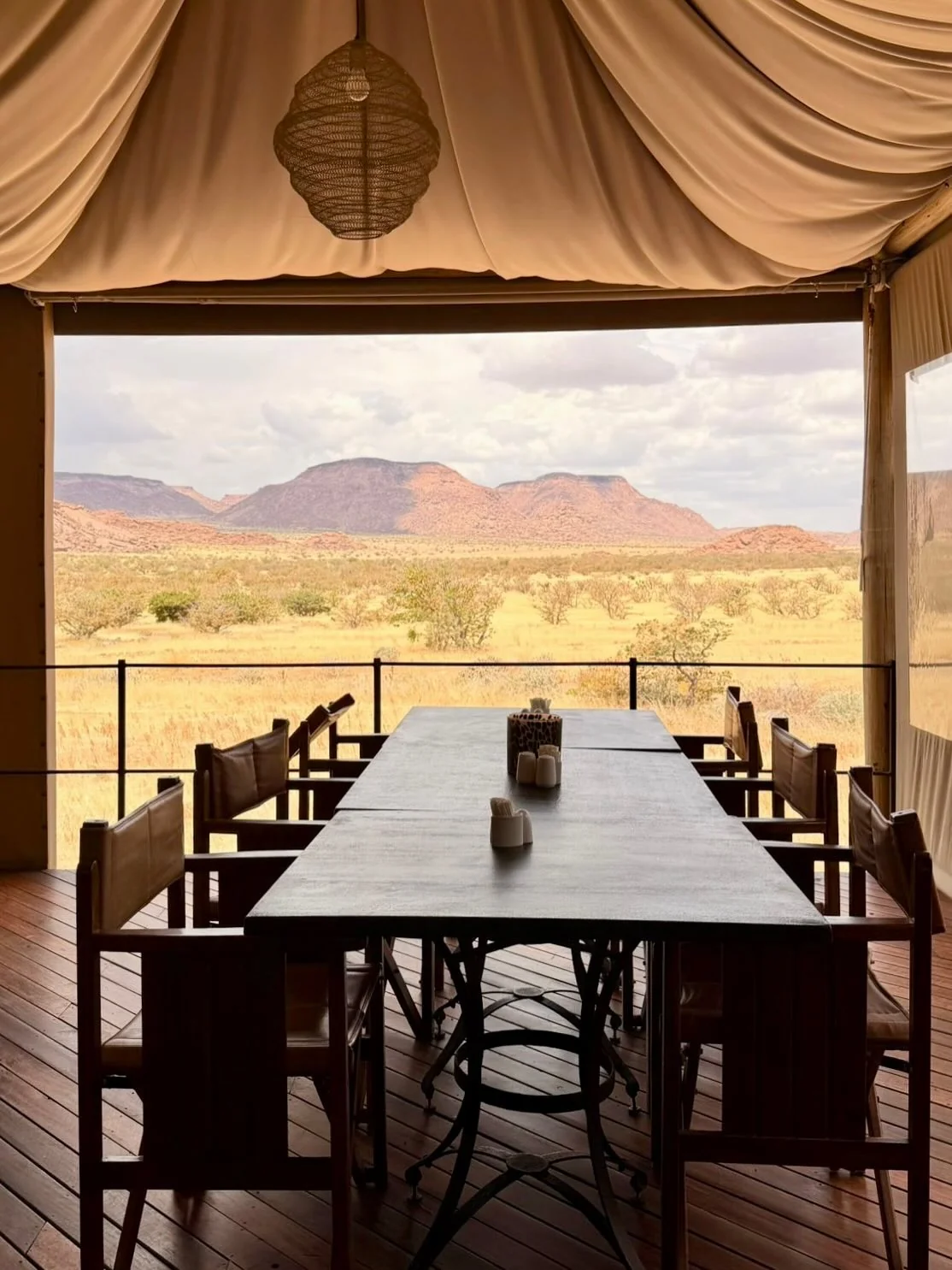 Salle à manger lodge avec vue panoramique sur la savane du Damaraland Namibie