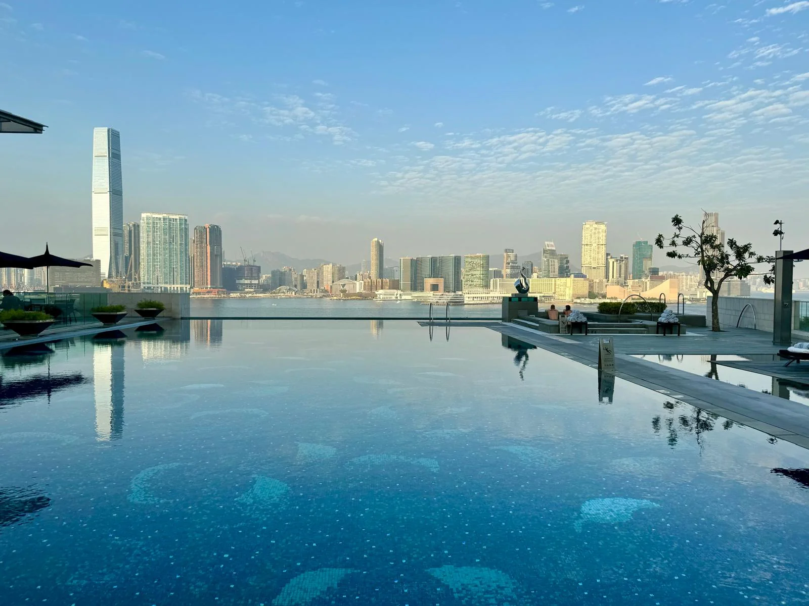 Rooftop piscine Victoria Harbour Four Seasons Hong Kong
