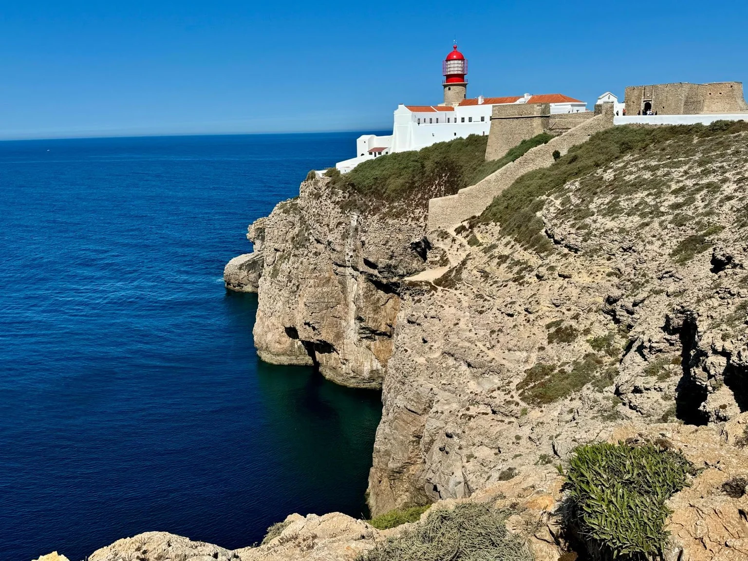 Phare rouge Cap Saint-Vincent falaises océan Atlantique Sagres Algarve Portugal