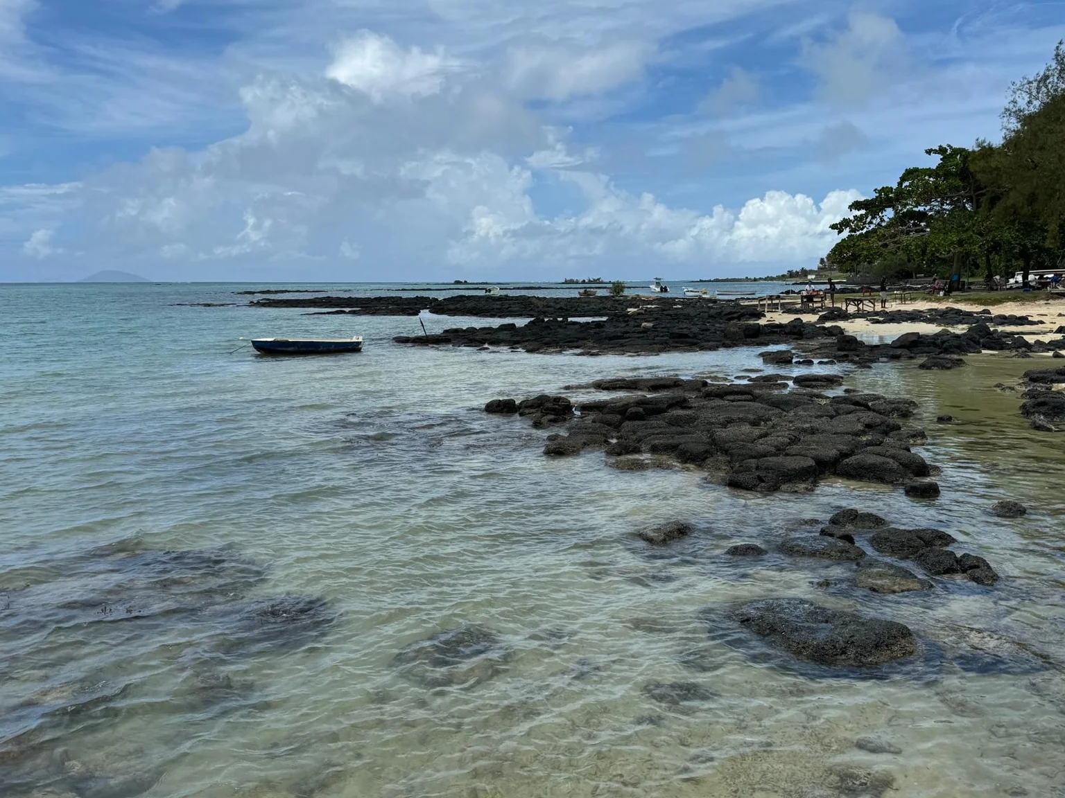 Plage sable roches volcaniques bateau Cap Malheureux nord île Maurice