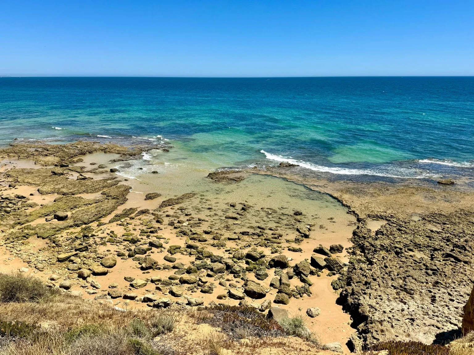 Plage rocheuse sable doré eau turquoise Algarve Portugal