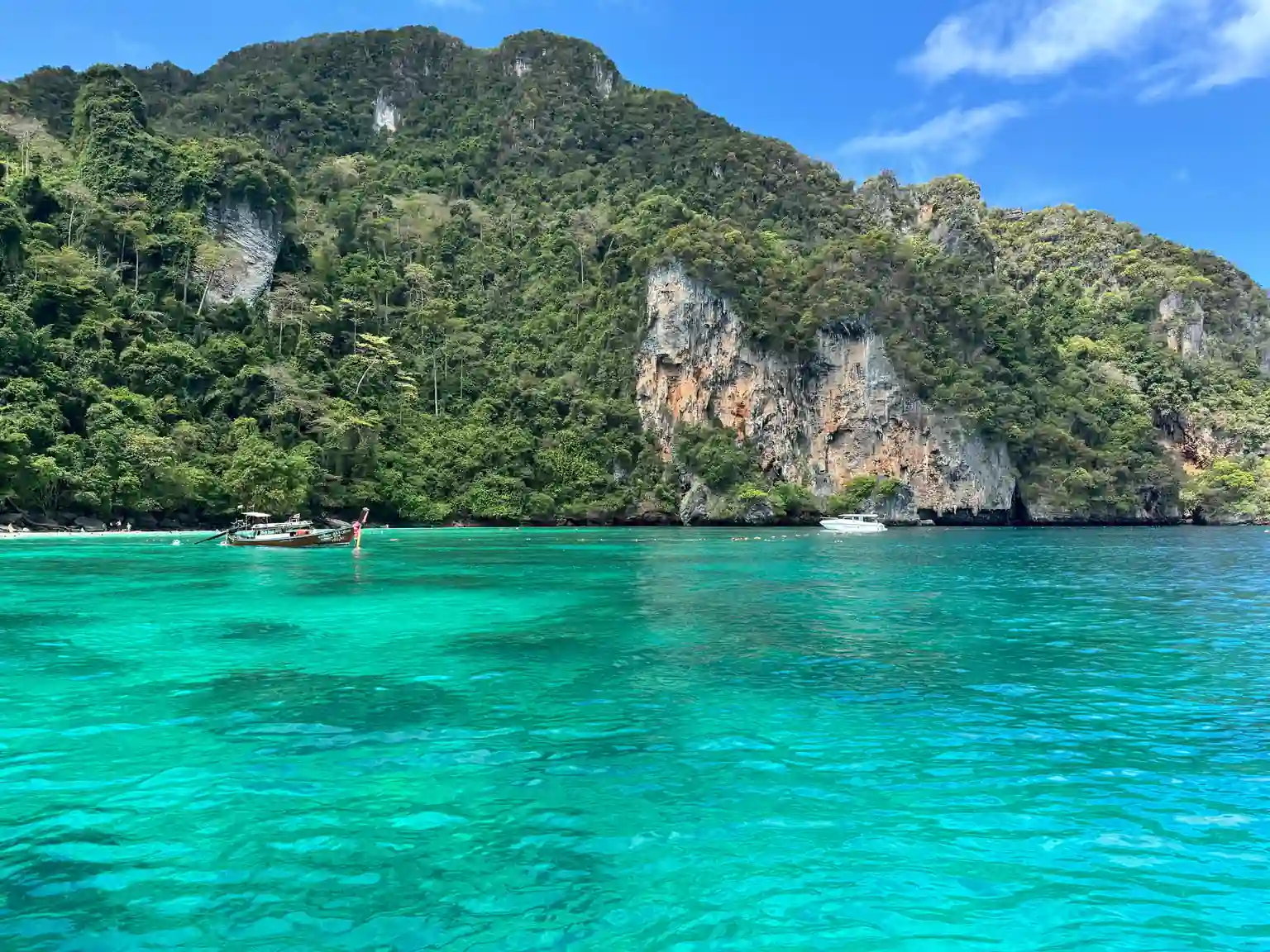 Plage eau turquoise falaises Krabi Thaïlande