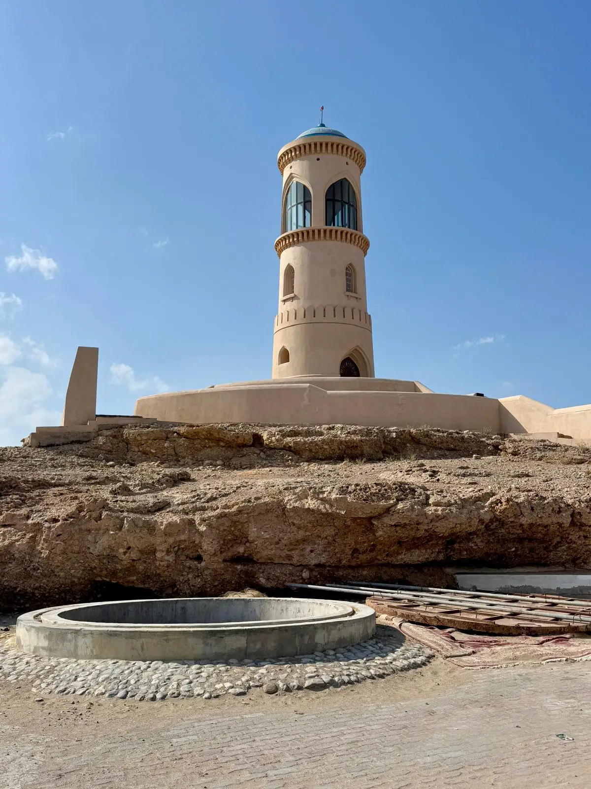Phare historique promontoire rocheux Sur Oman