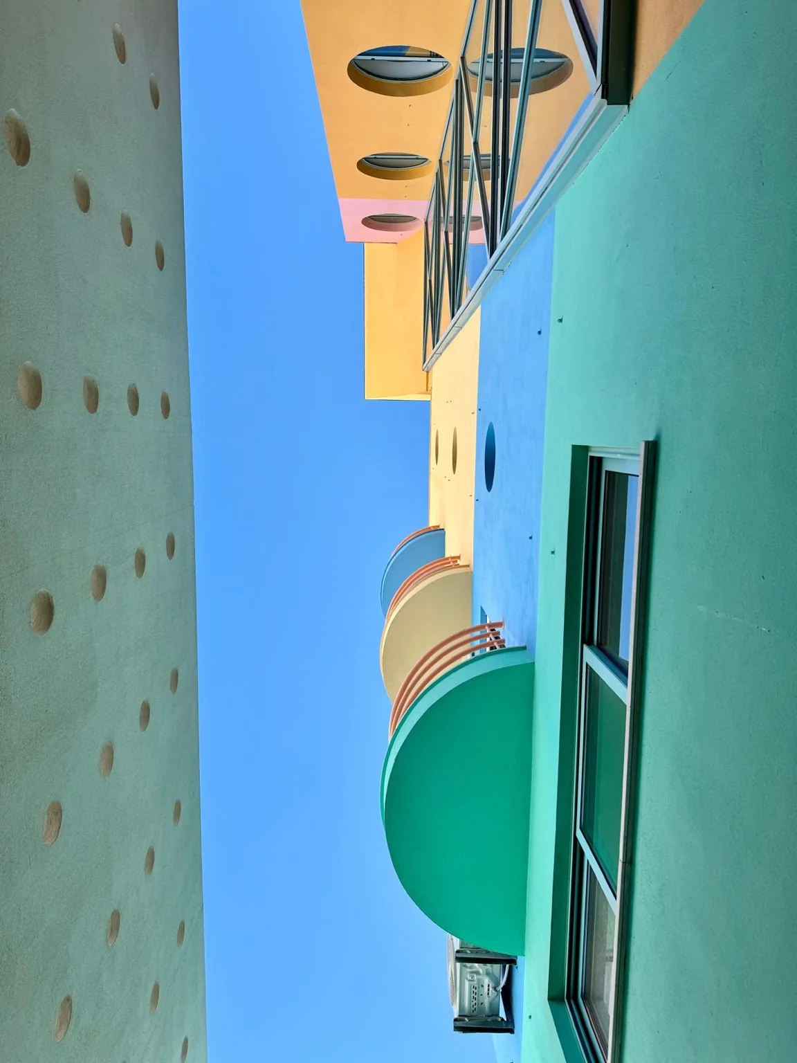 Balcons colorés immeuble moderne Albufeira Algarve Portugal