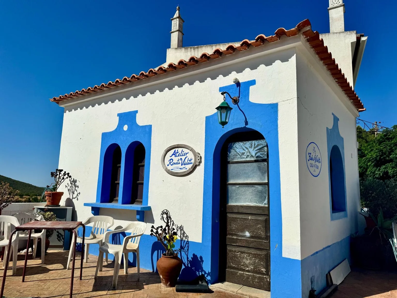 Maison traditionnelle blanche volets bleus village Alte Algarve Portugal