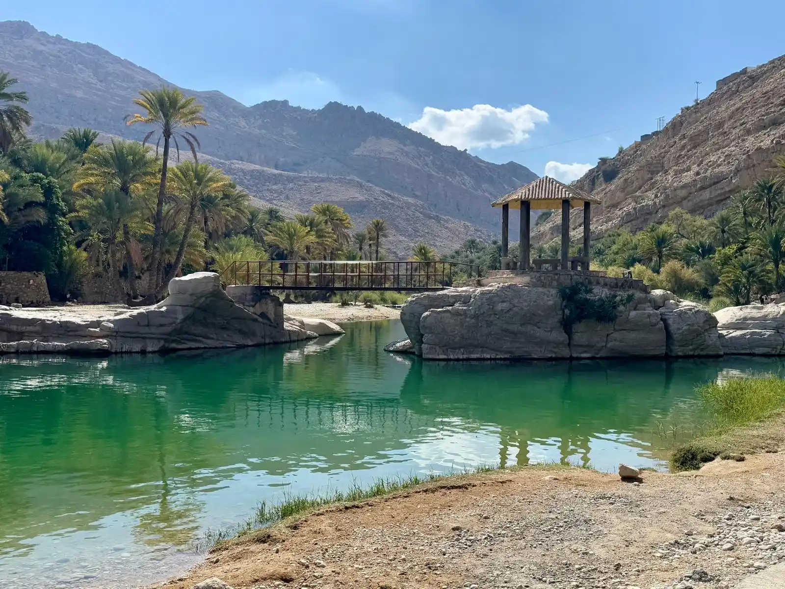 Kiosque traditionnel bassin palmiers Wadi Bani Khalid Oman