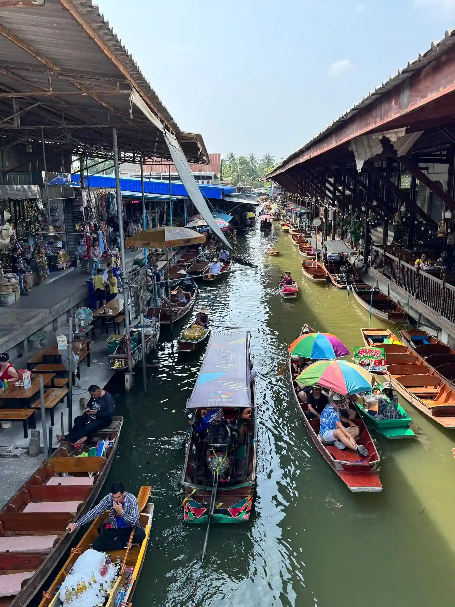 Marché flottant bateaux colorés canal Bangkok Thaïlande