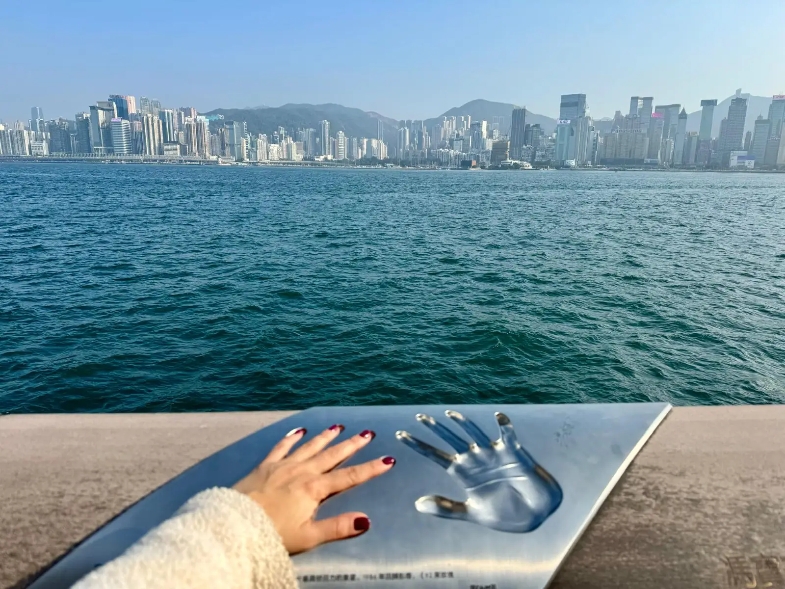 Avenue des Stars empreintes mains Hong Kong skyline