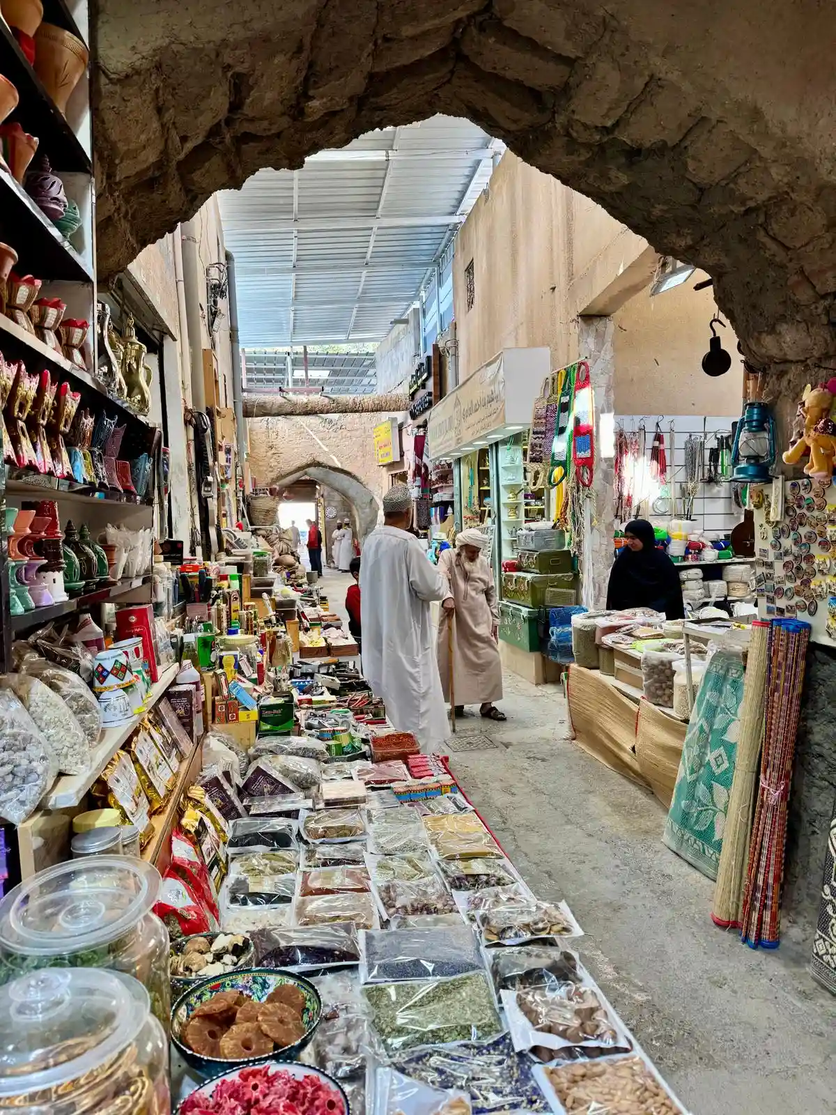 Passage voûté épices poteries souk Nizwa Oman
