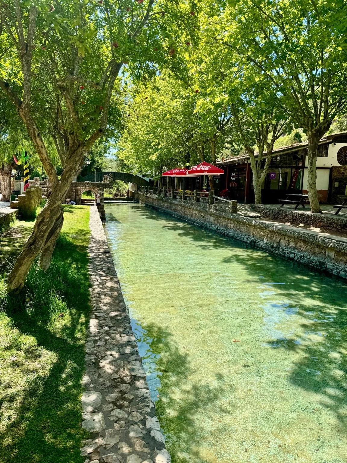 Rivière terrasses ombragées arbres Fonte Grande Alte Algarve Portugal