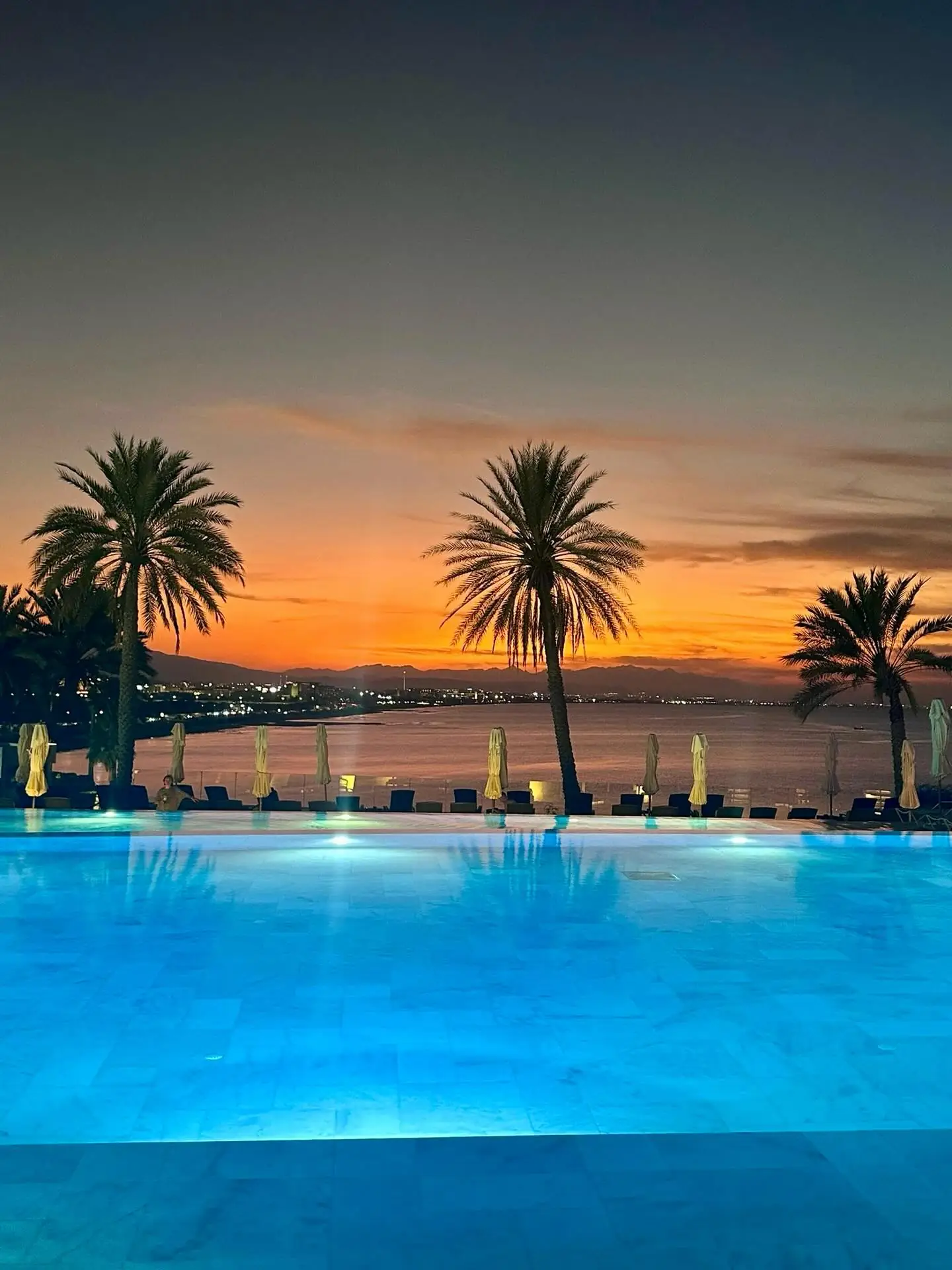 Piscine infinity pool coucher soleil Mascate Oman