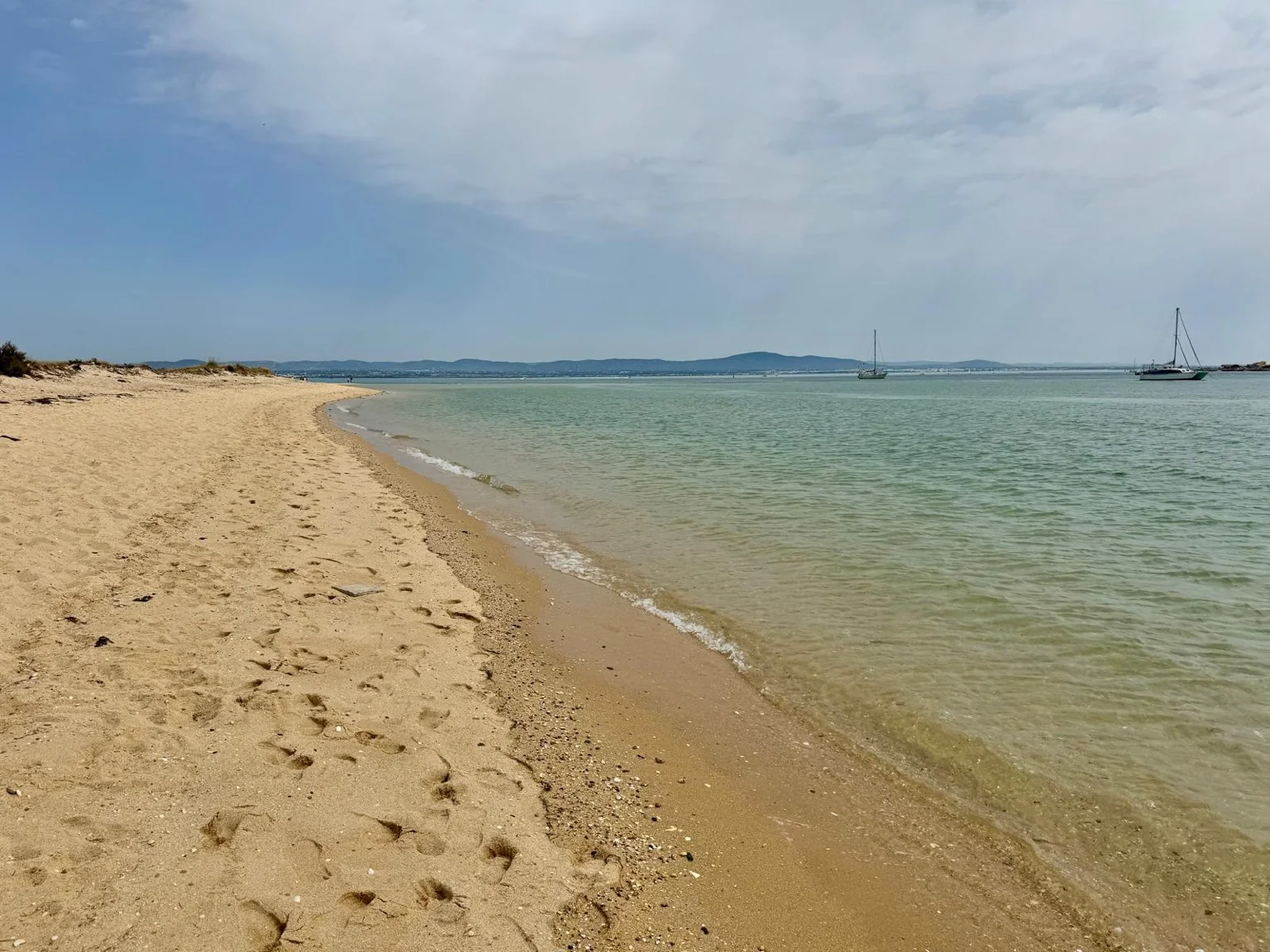 Plage sable fin mer turquoise voiliers Loulé Algarve Portugal