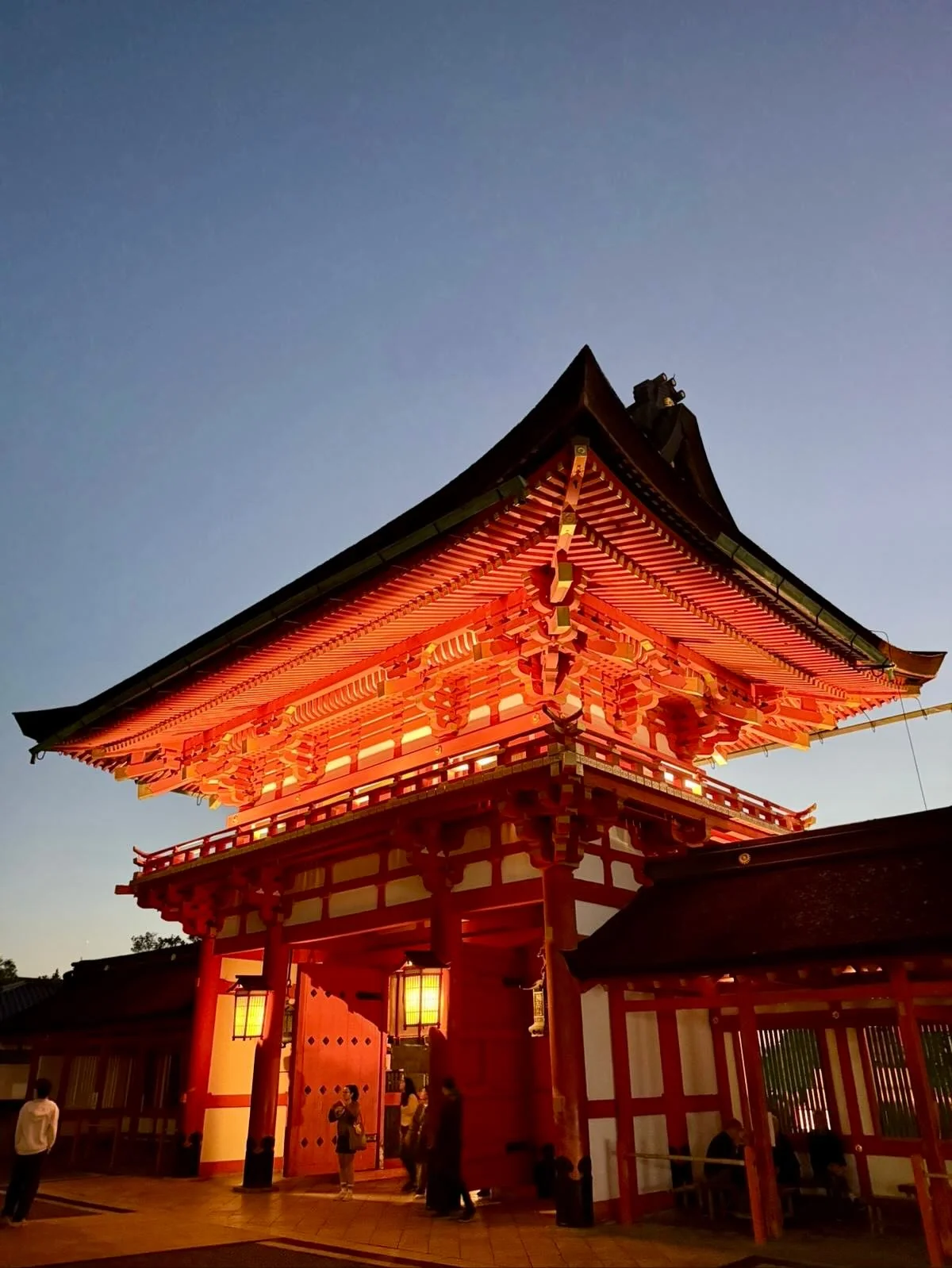 Porte Romon sanctuaire Fushimi Inari crépuscule Kyoto Japon